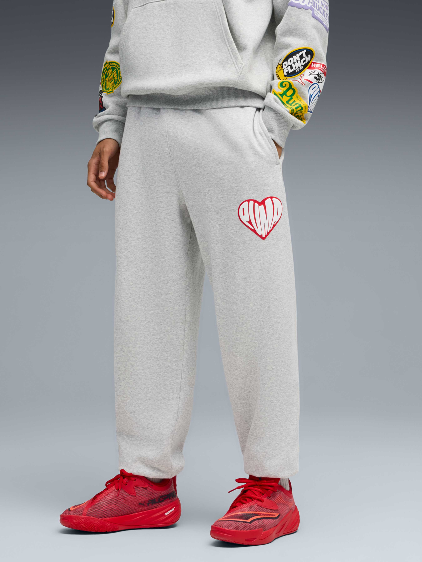 Спортивні штани PUMA Sticker Pack Sweatpant модель 632834 Спортивні штани PUMA Sticker Pack Sweatpant модель 632834 Фото