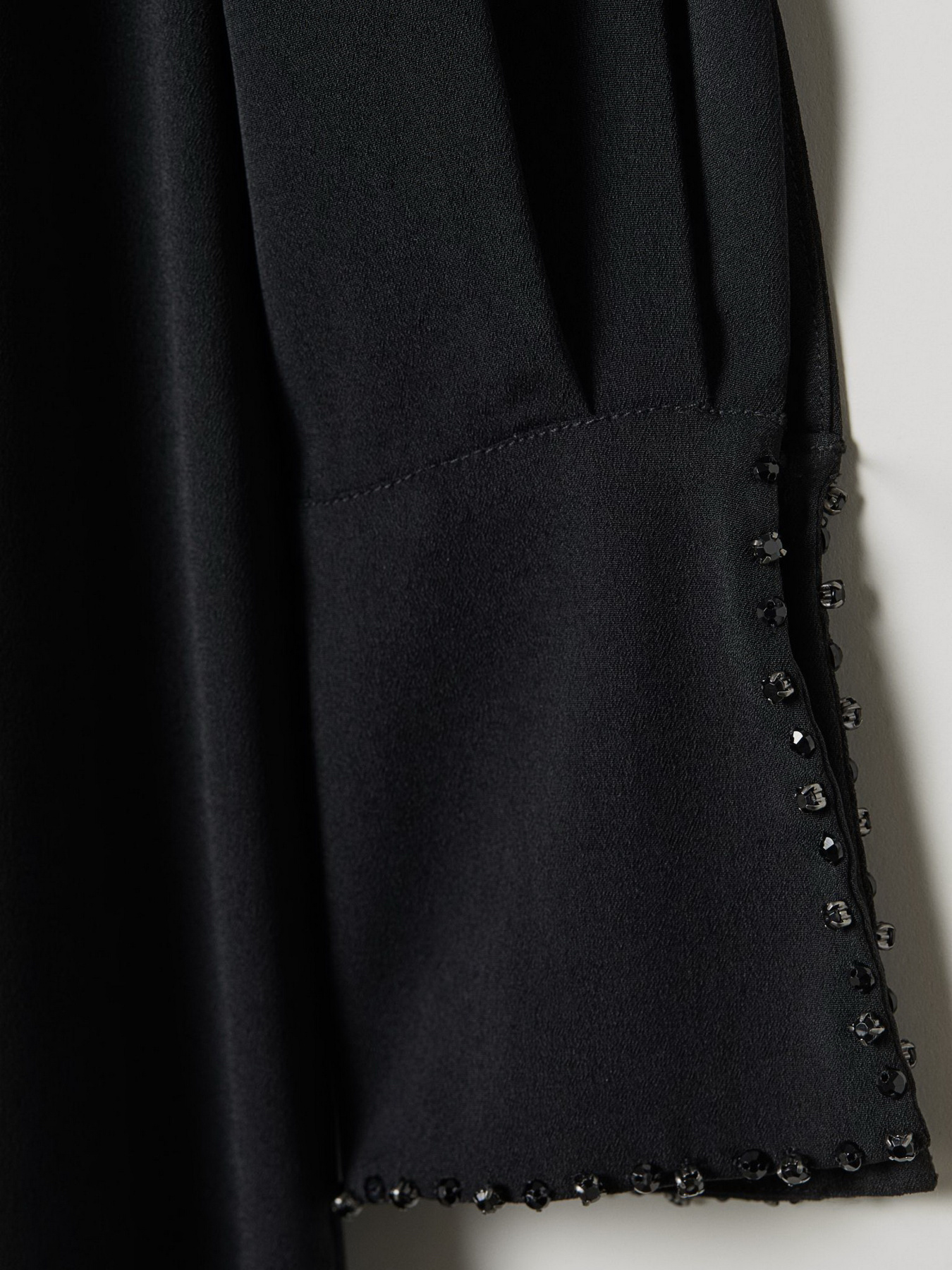 Платье мини H&M модель 6635678dlog_Черный Фото