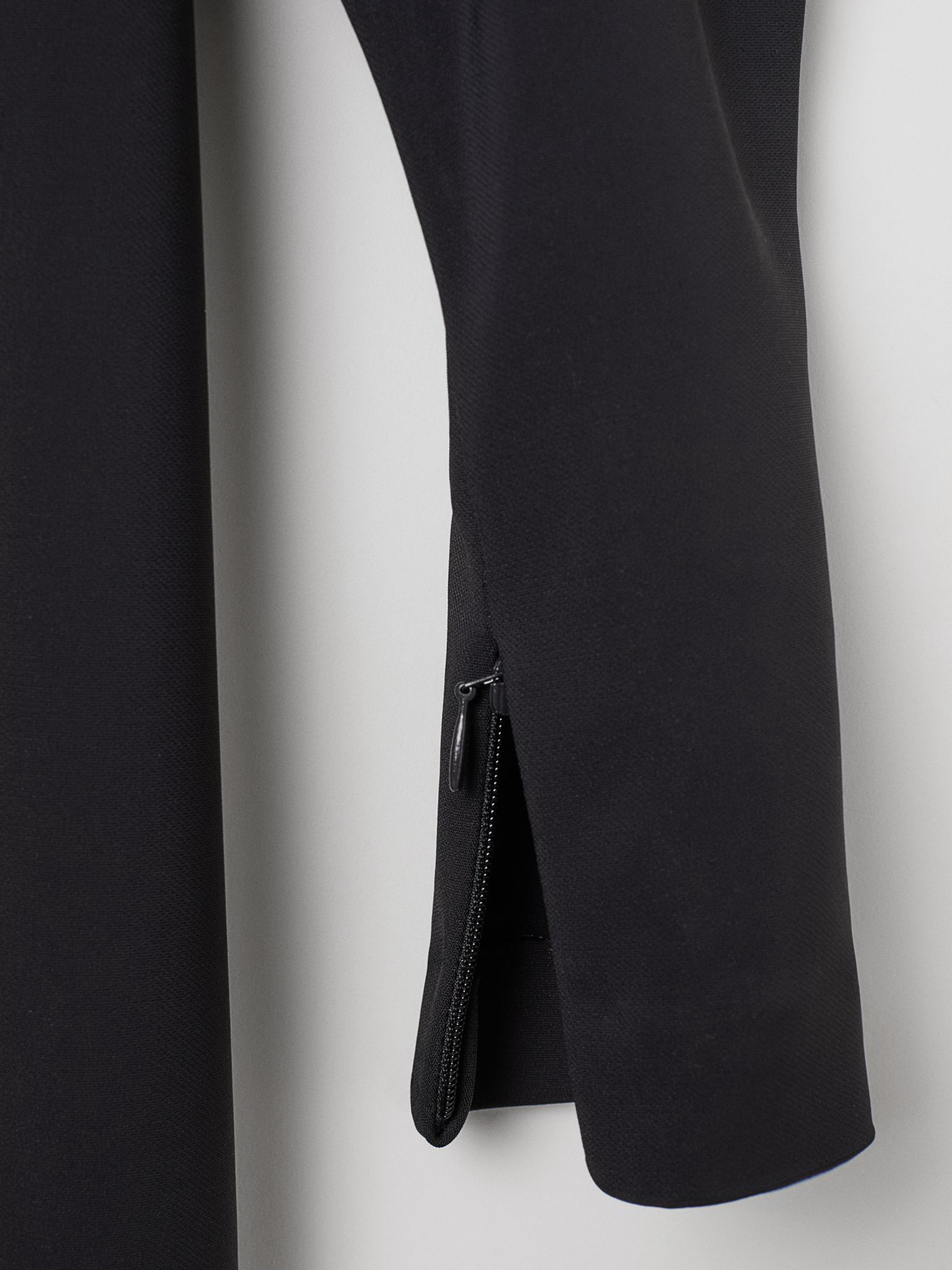 Платье мини H&M модель 7114058dlog_Черный Платье мини H&M модель 7114058dlog_Черный Фото