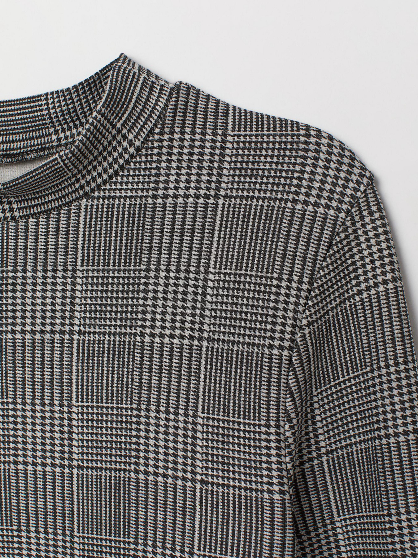 Платье мини H&M модель 7509618log_Черно-белый Фото