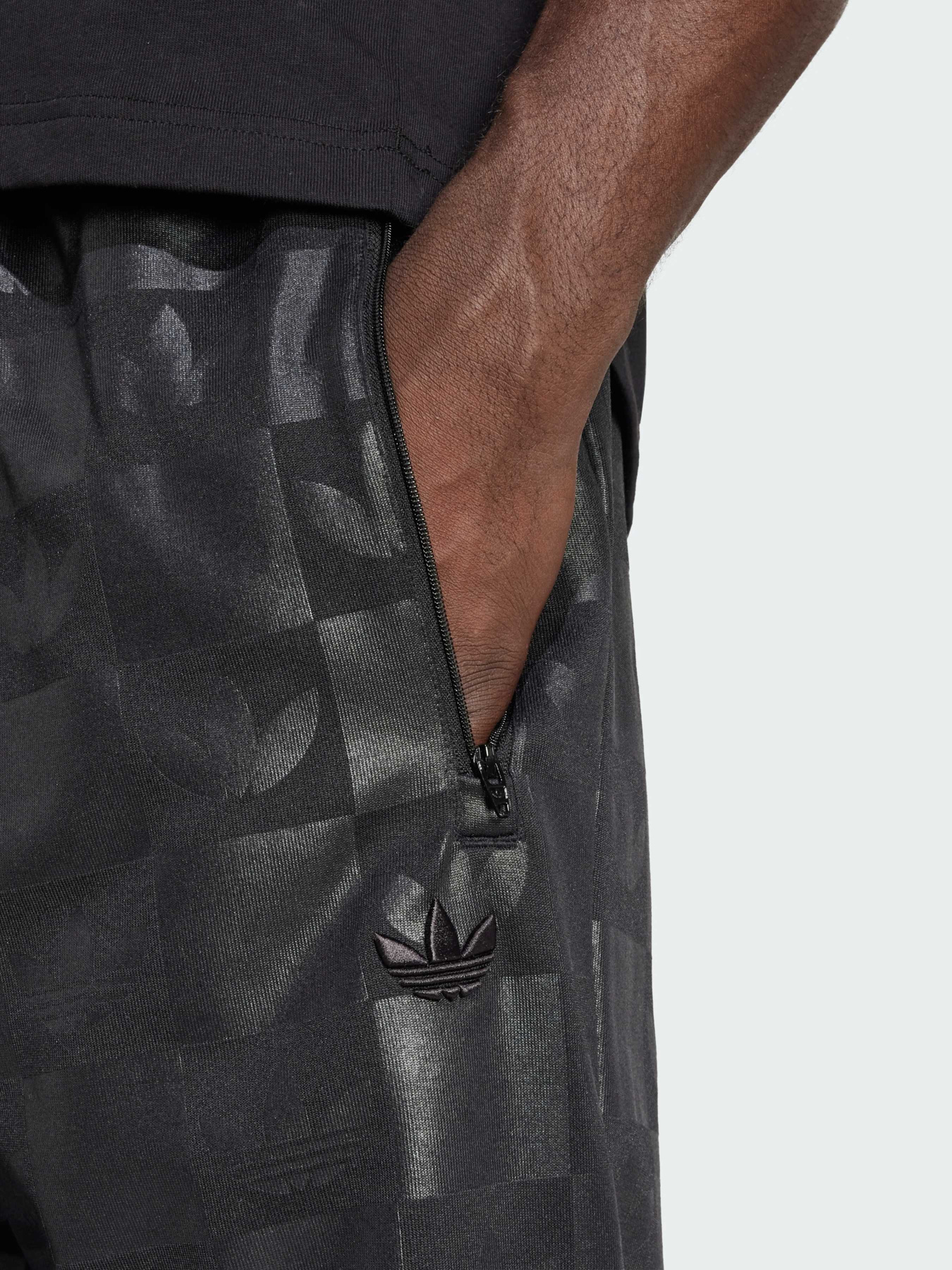 Брюки повседневные Adidas Graphics модель JY2977 Фото