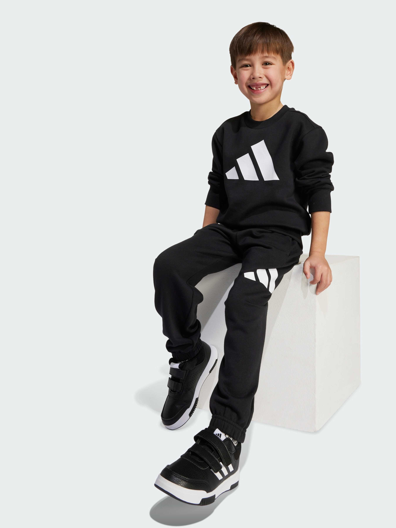 Спортивный костюм Adidas модель JW2438 Спортивный костюм Adidas модель JW2438 Фото