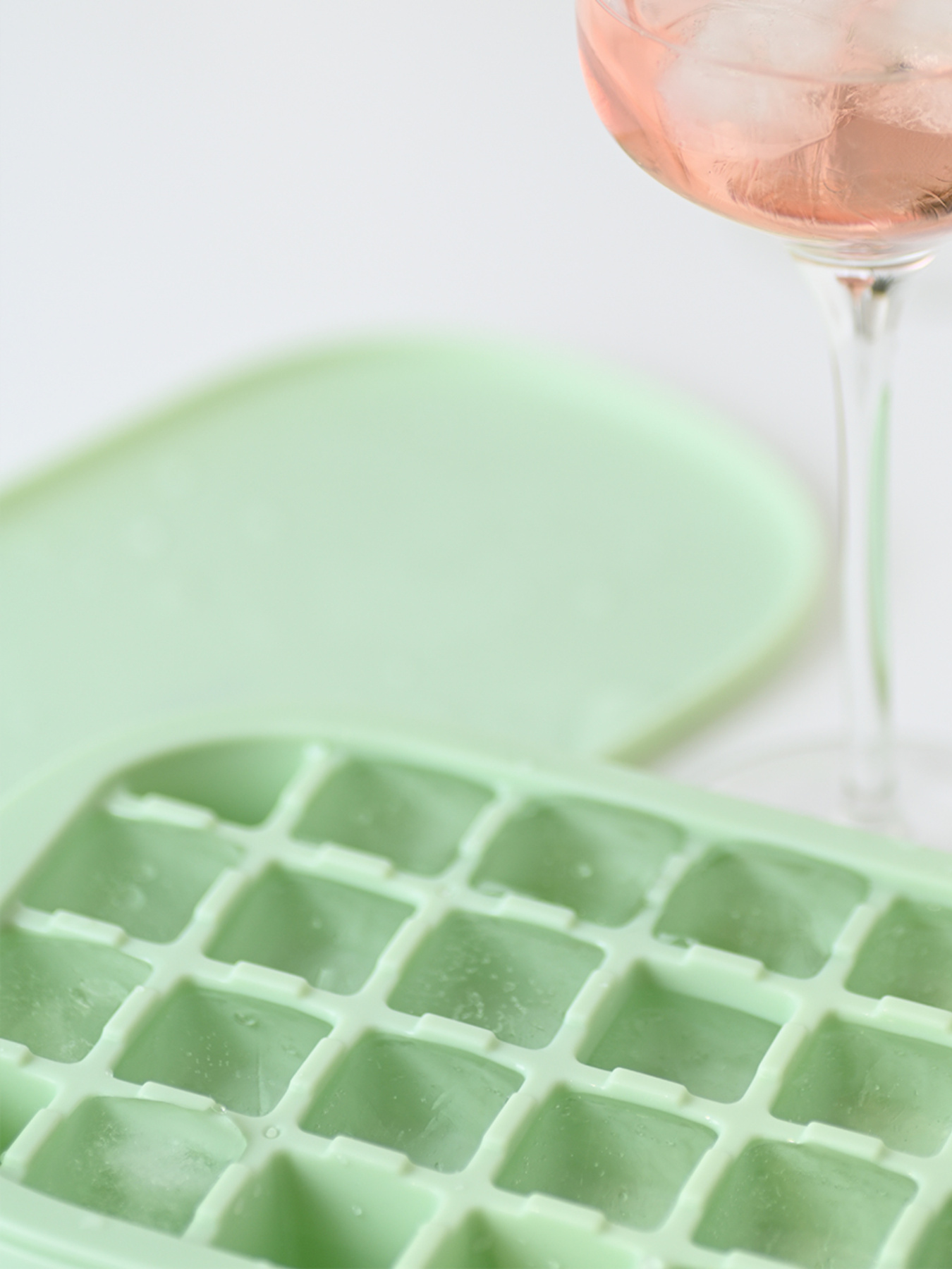 Форма для льда с крышкой на 28 секций MBM MY HOME модель KP-64 GREEN Фото