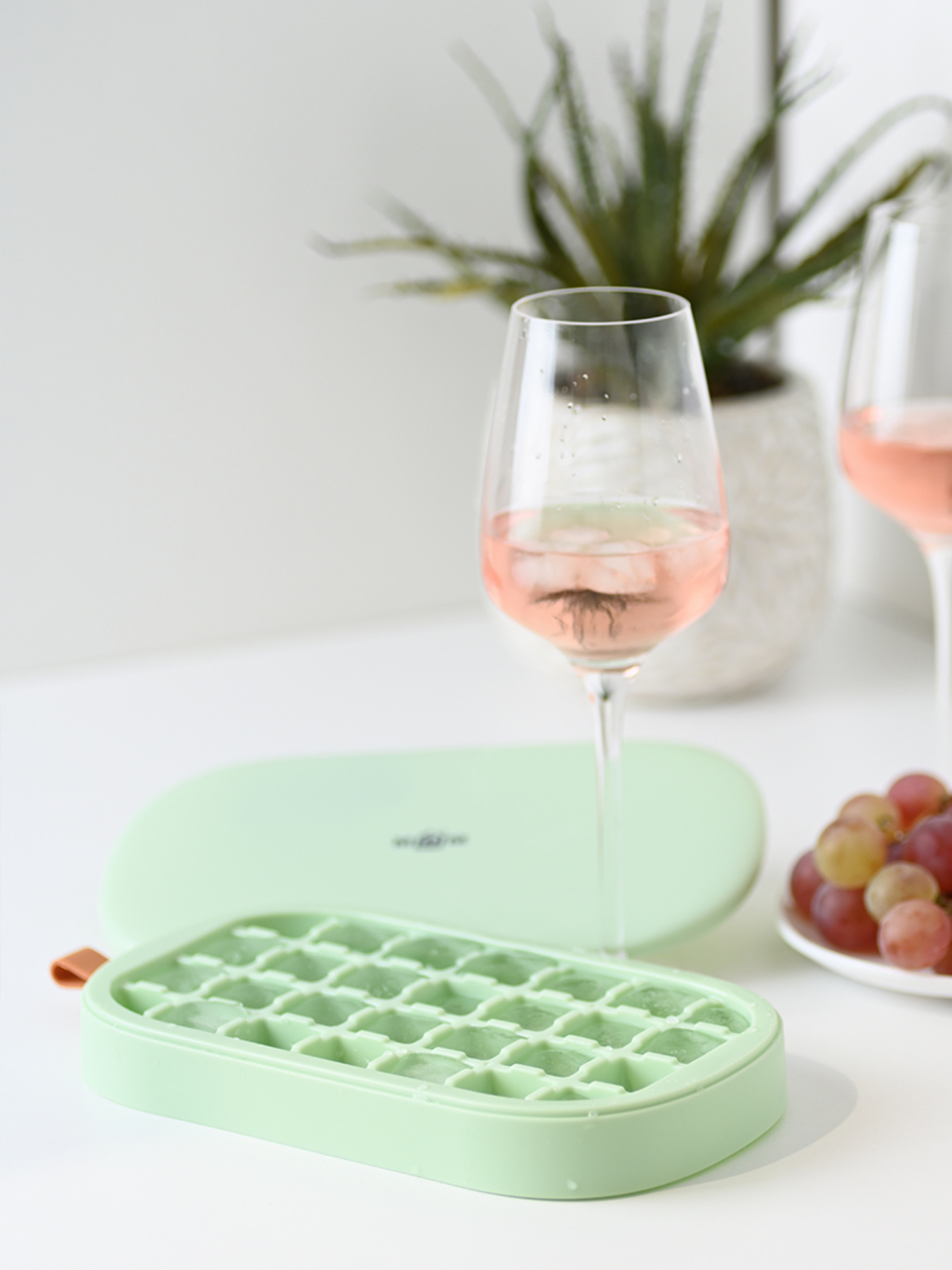 Форма для льда с крышкой на 28 секций MBM MY HOME модель KP-64 GREEN Фото