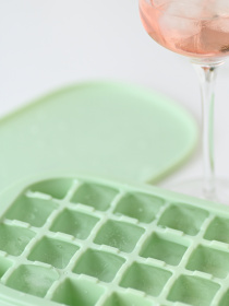 Форма для льоду з кришкою на 28 секцій MBM HOME модель KP-64 GREEN Форма для льоду з кришкою на 28 секцій MBM HOME модель KP-64 GREEN Фото