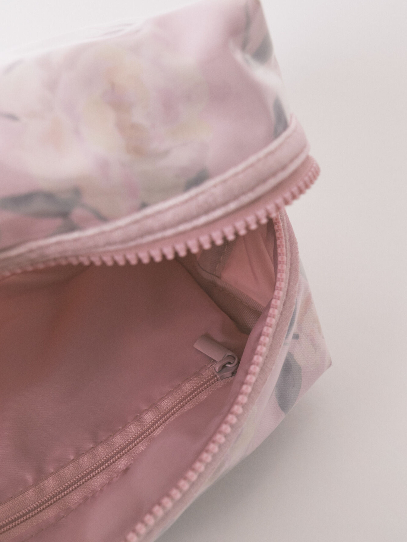 Косметичка среднего размера с цветочным принтом Women'secret модель 4842006-73 Фото