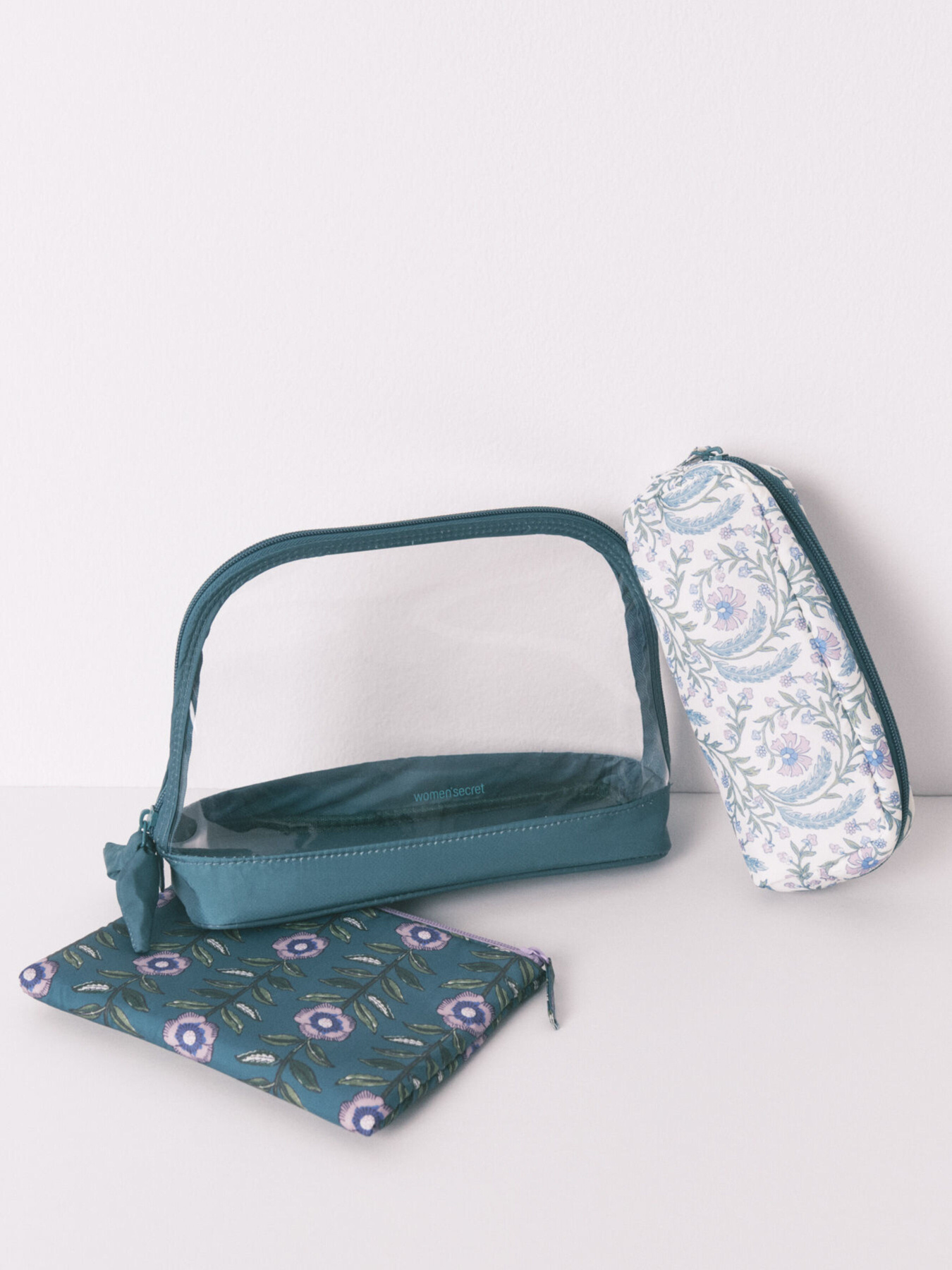 Набір з 3 косметичок із зеленим принтом Women'secret модель 4842957-29 Фото