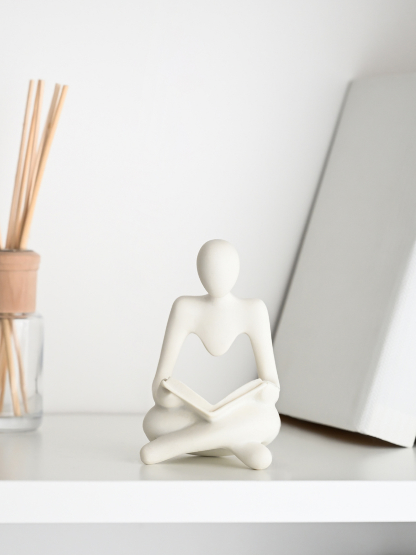 Статуэтка "Мыслитель с книгой" белая MBM MY HOME модель DH-ST-23 WHITE Фото