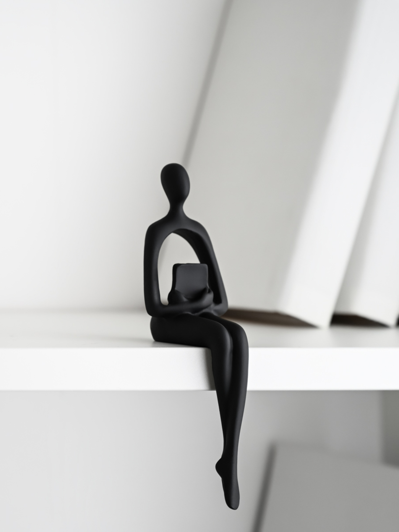 Статуетка "Людина з книгою" чорна MBM HOME модель DH-ST-26 BLACK Фото