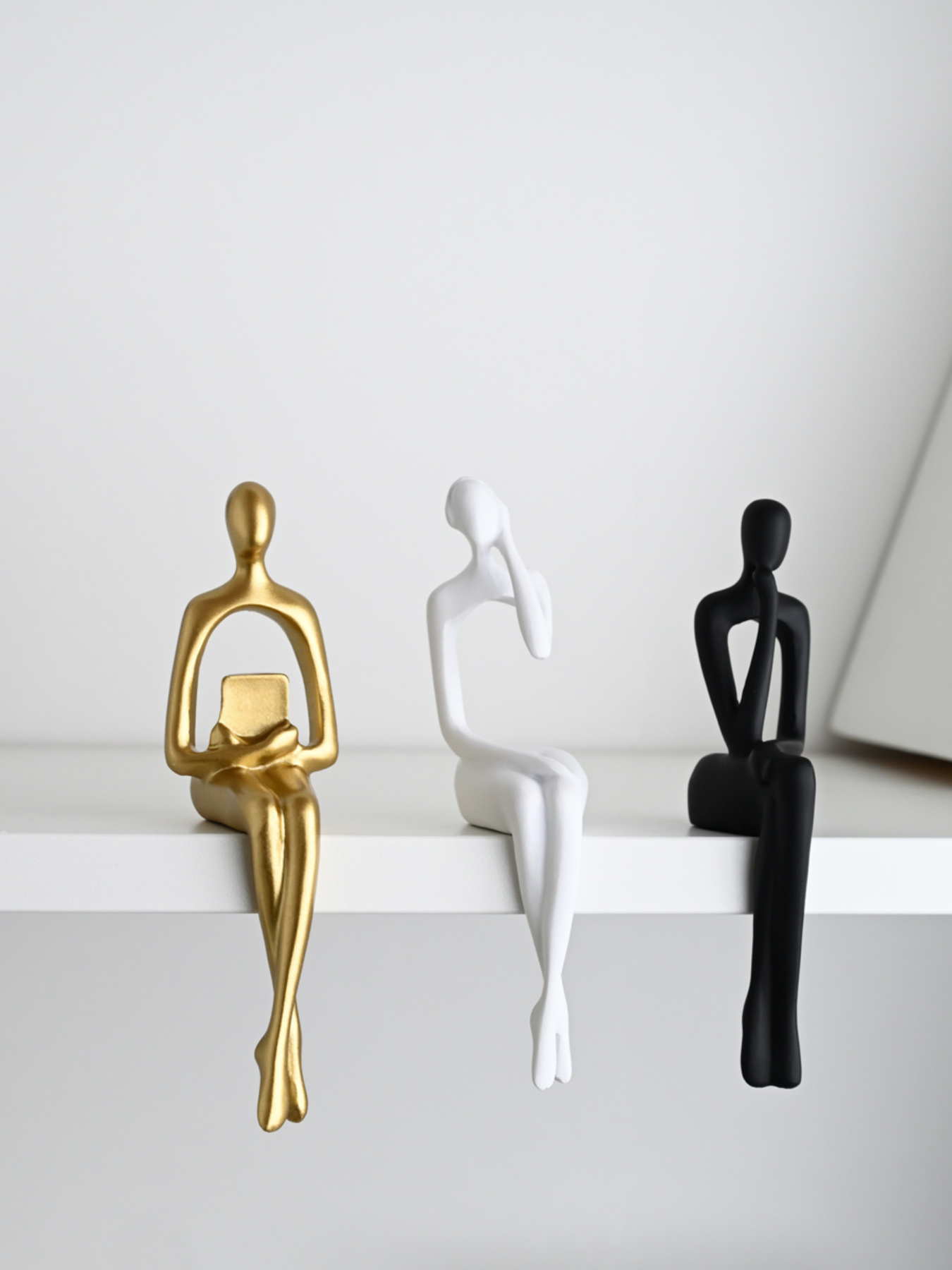 Статуетка "Людина з книгою" біла MBM HOME модель DH-ST-26 WHITE Фото