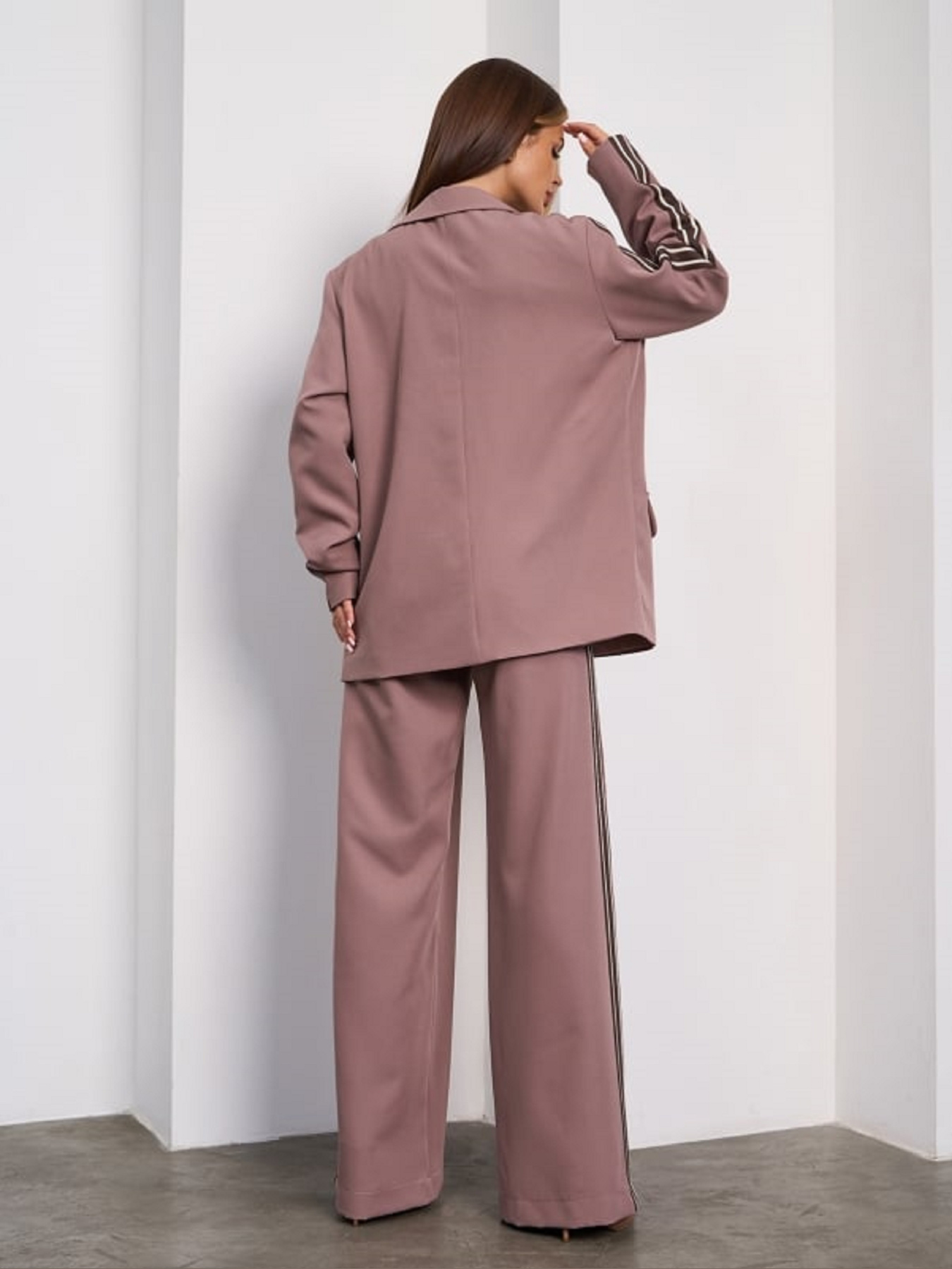 Деловой костюм ISSA Plus модель SA_659_бежевый Фото