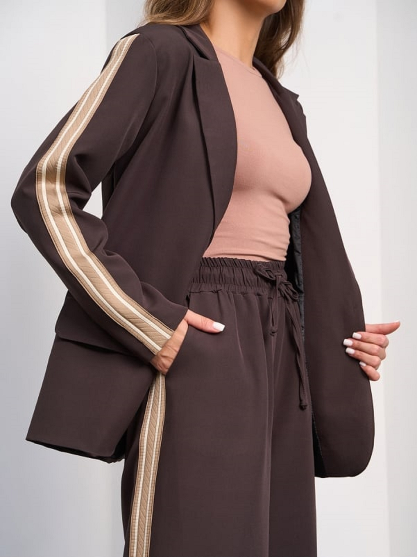 Деловой костюм ISSA Plus модель SA-659_коричневый Фото