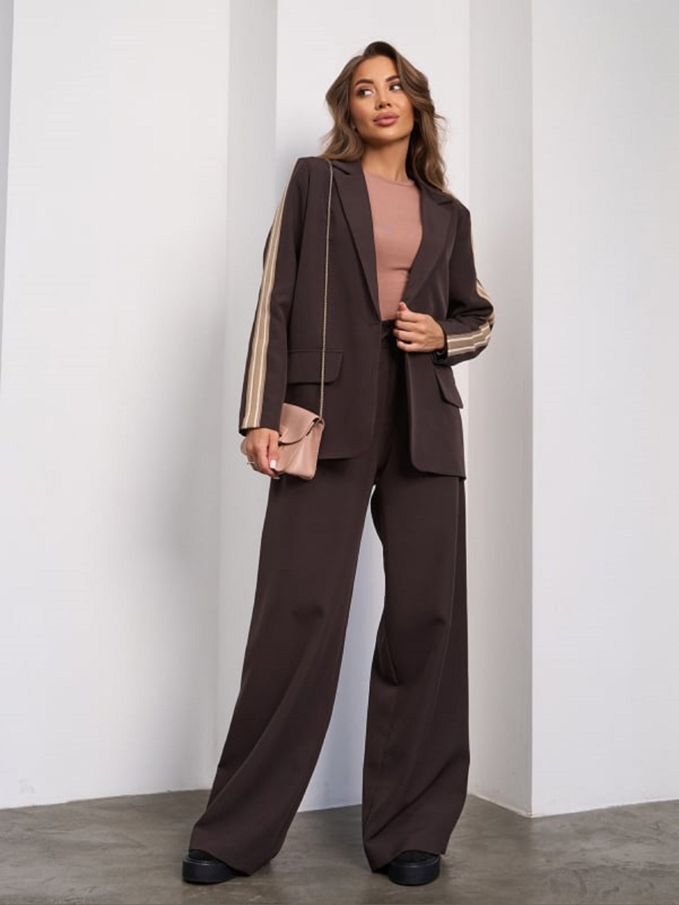 Деловой костюм ISSA Plus модель SA-659_коричневый Фото