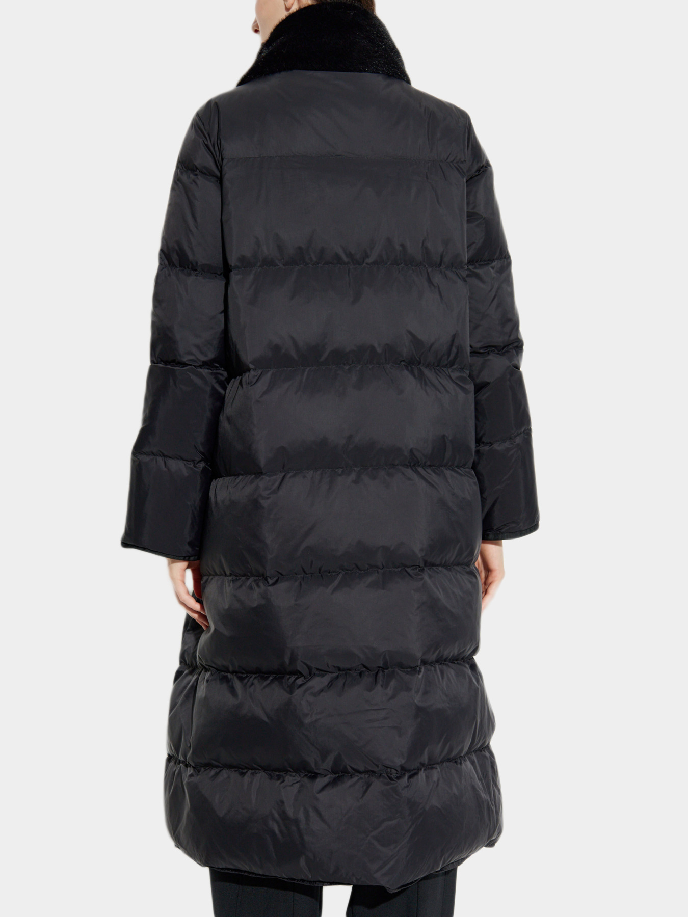Куртки и дубленки Emporio Armani модель EW001395-AF12645-UC001 Фото