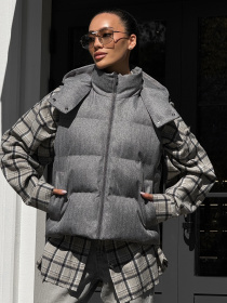 Утепленный жилет Jadone Fashion модель Zhylet_Ark_siryy Фото