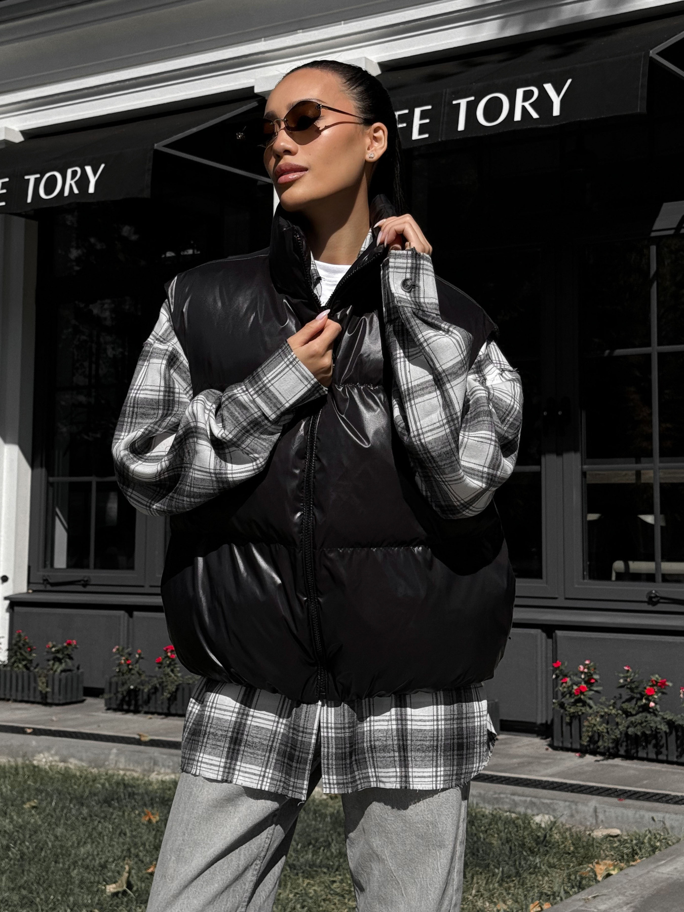 Жилет с утеплителем Jadone Fashion модель Zhylet_Hat_chorne Фото