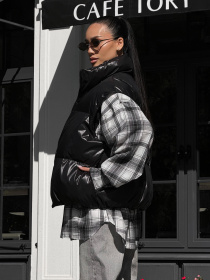 Утепленный жилет Jadone Fashion модель Zhylet_Hat_chorne Фото