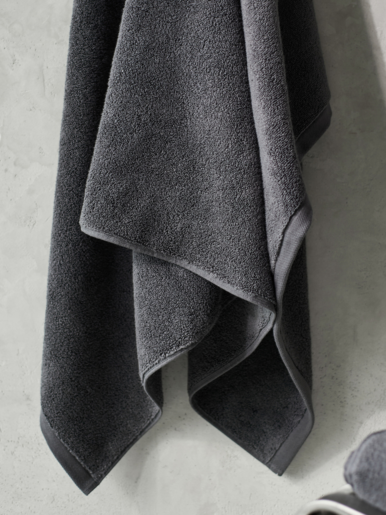 Полотенце из натурального хлопка "Нежность" темно-серое MBM HOME модель BT-11 ANTHRACITE Фото