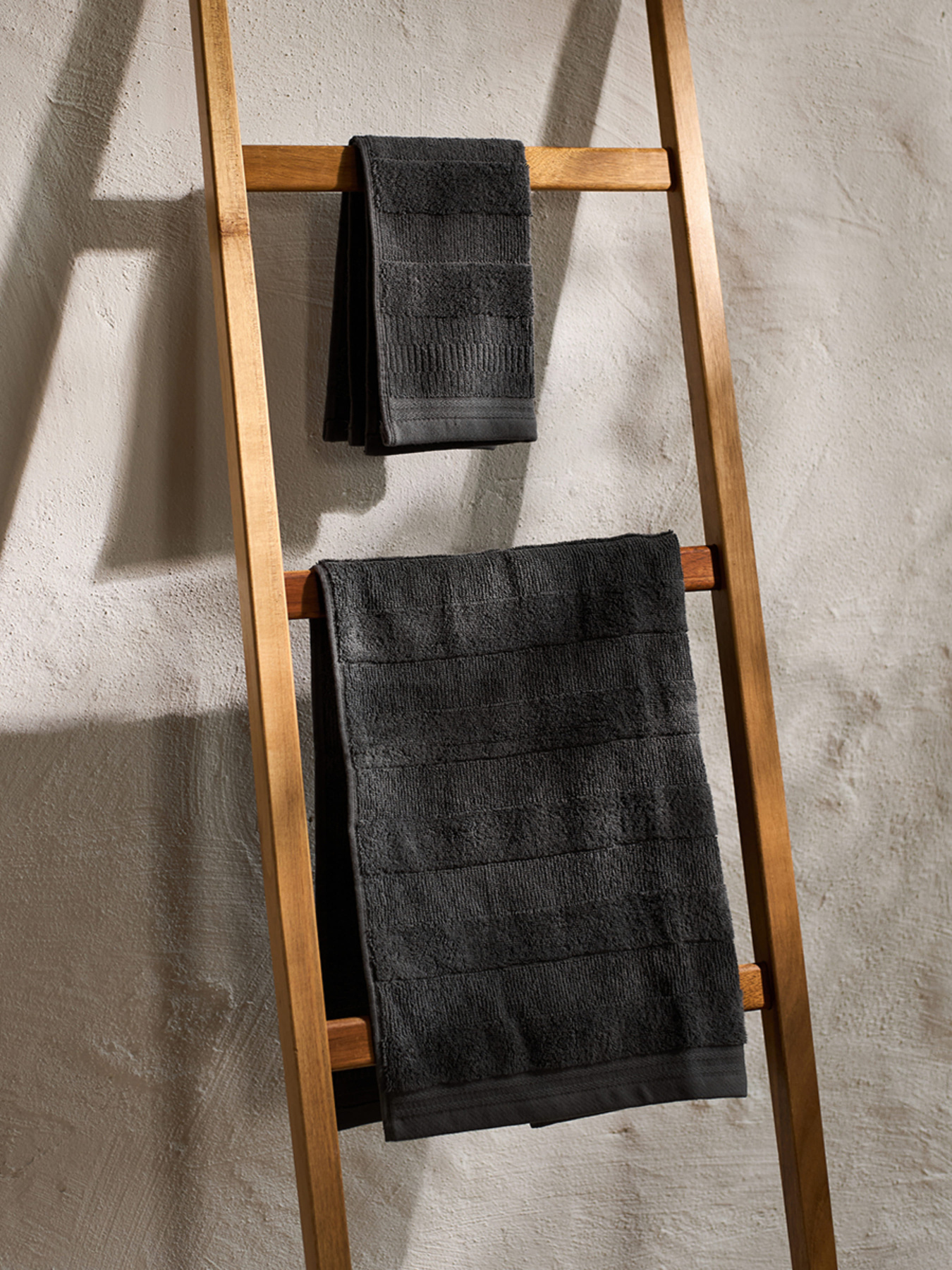 Полотенце из натурального хлопка "Вдохновение" темно-серое MBM MY HOME модель BT-12 ANTHRACITE Фото