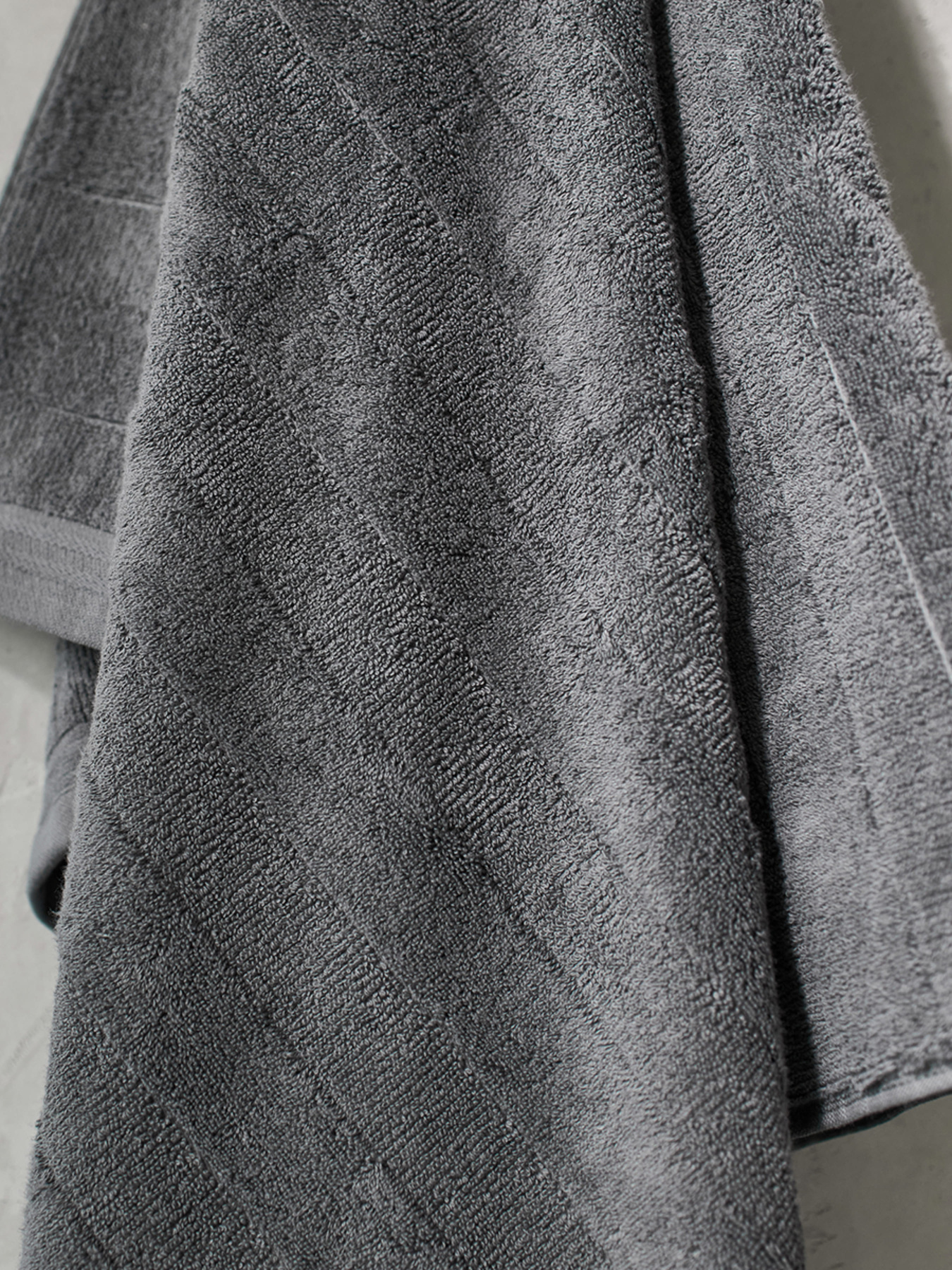 Полотенце из натурального хлопка "Вдохновение" темно-серое MBM MY HOME модель BT-12 ANTHRACITE Фото