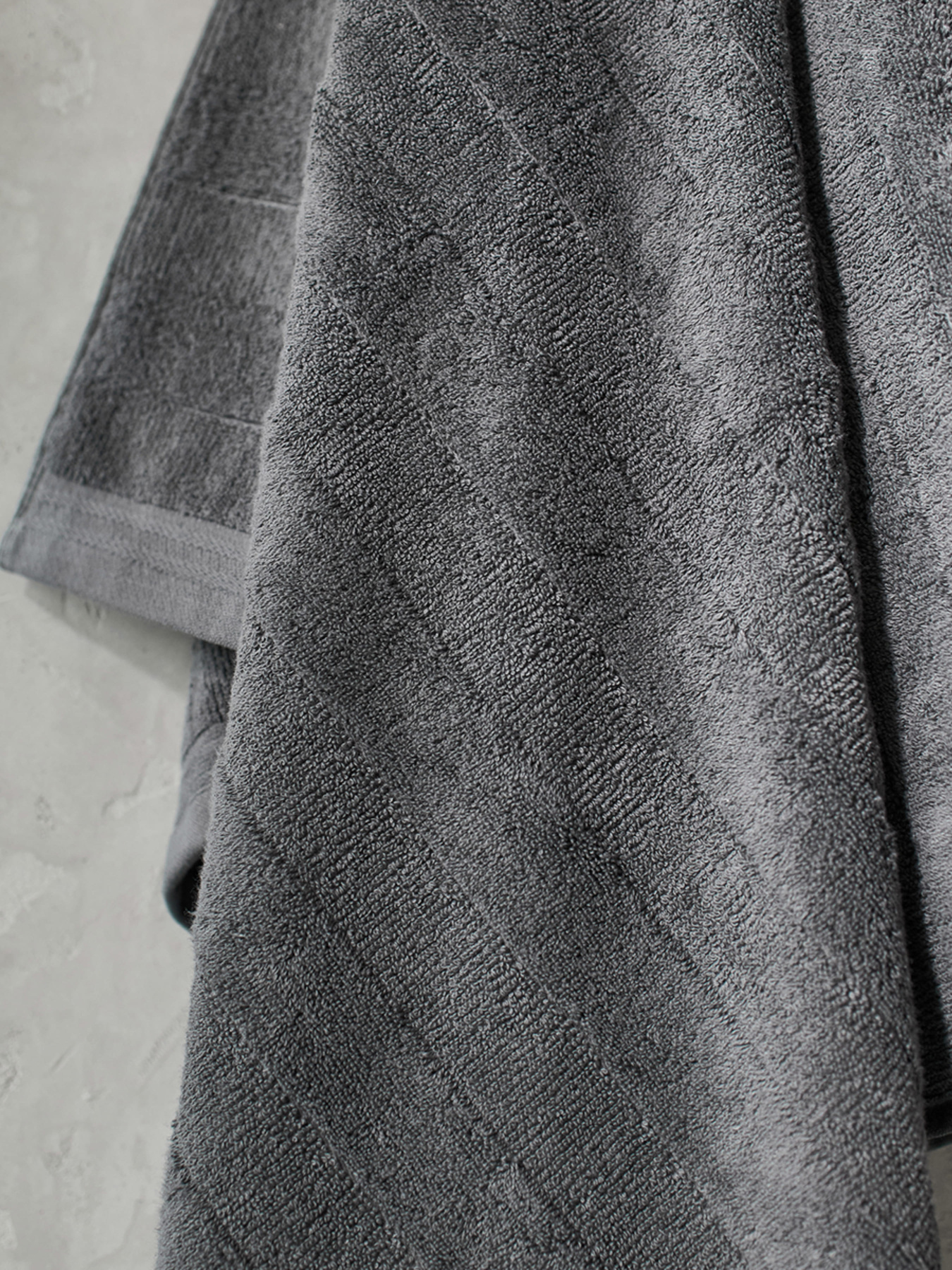 Полотенце из натурального хлопка "Вдохновение" темно-серое MBM MY HOME модель BT-12 ANTHRACITE Фото