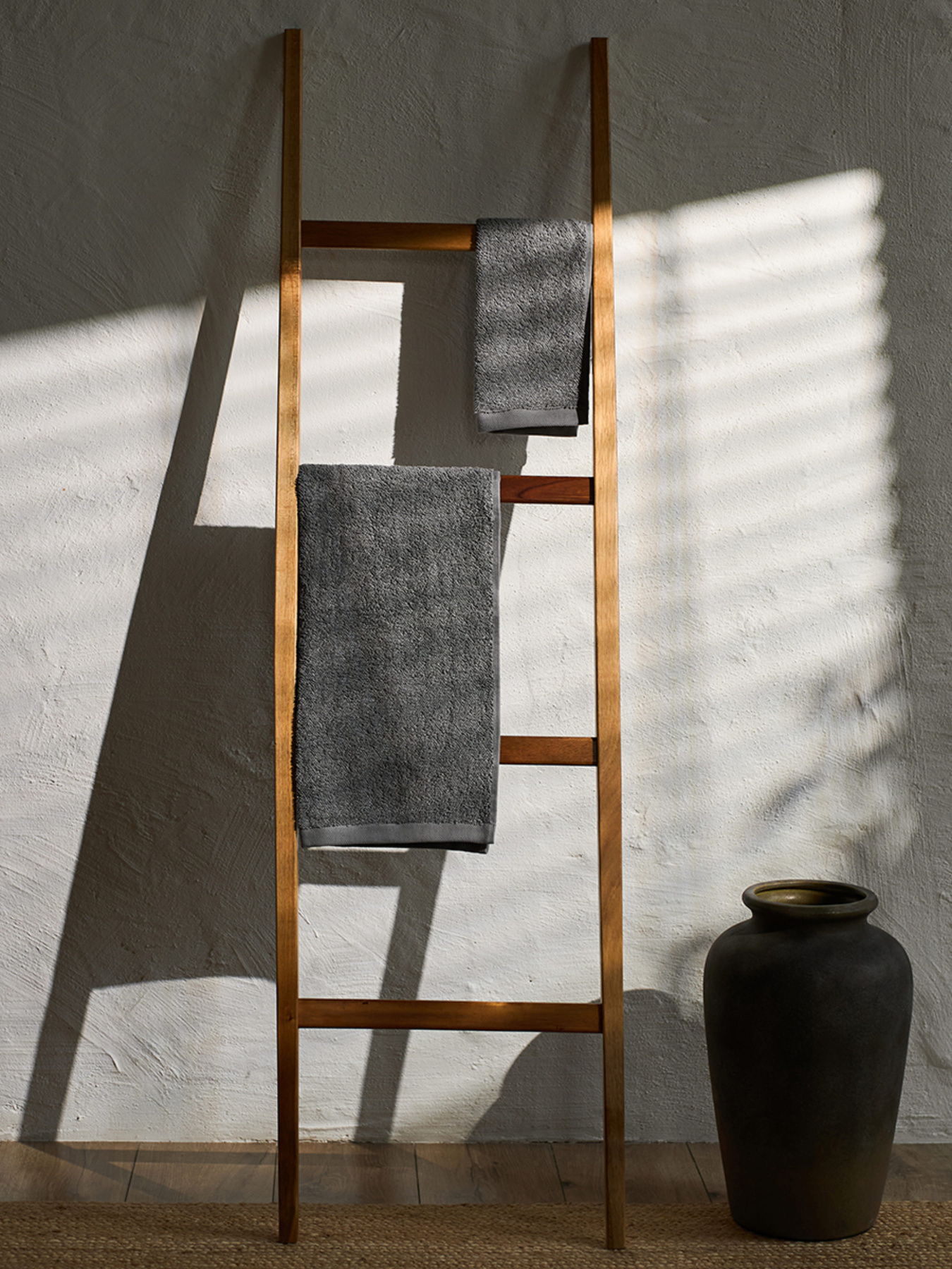 Полотенце из натурального хлопка "Прикосновение" серое MBM HOME модель BT-13 GRAY Фото