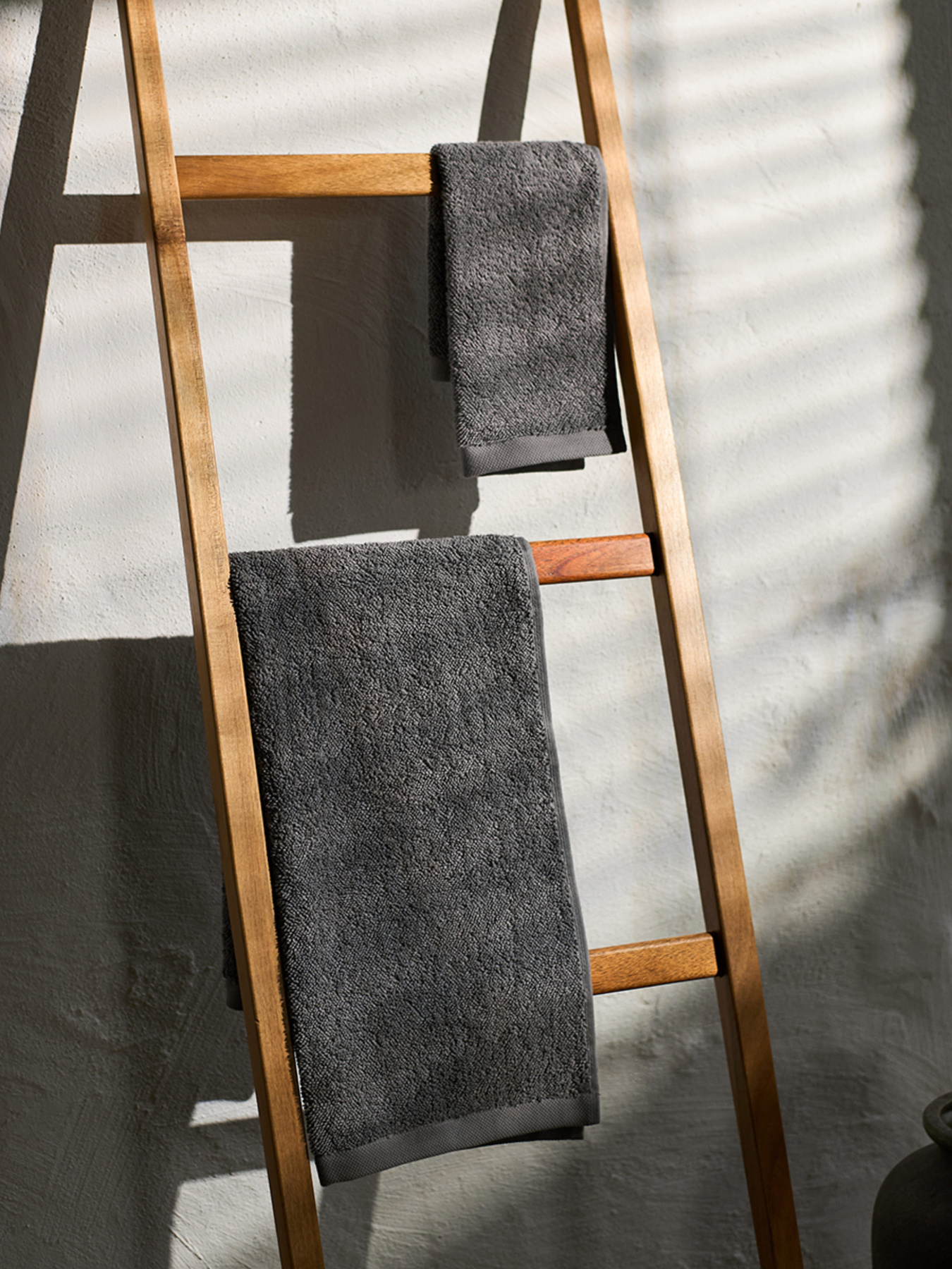 Полотенце из натурального хлопка "Прикосновение" серое MBM HOME модель BT-13 GRAY Фото