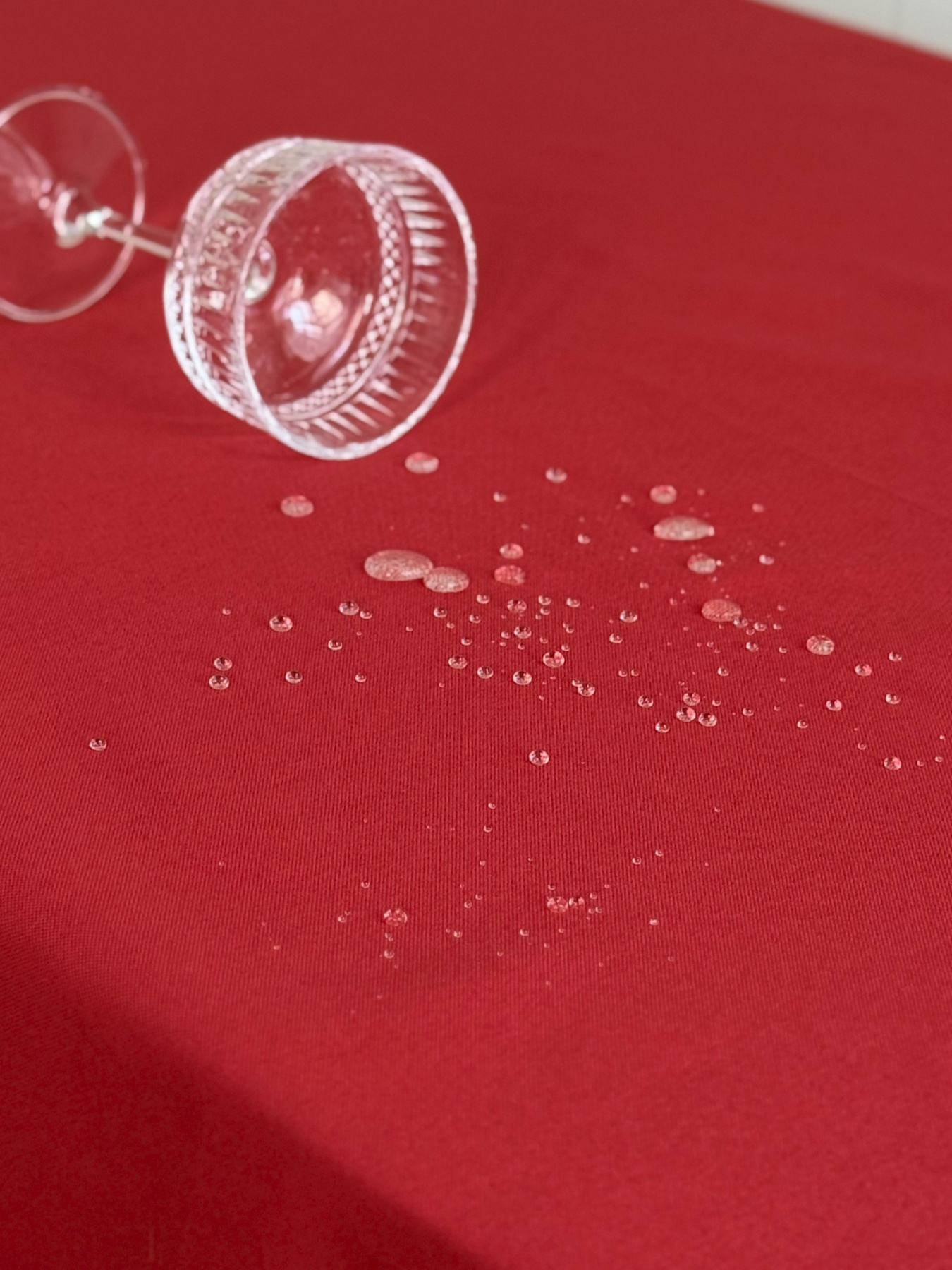 Скатерть столовая с грязе- и водоотталкивающим действием однотонная красного цвета Ecotton модель 25337 Фото