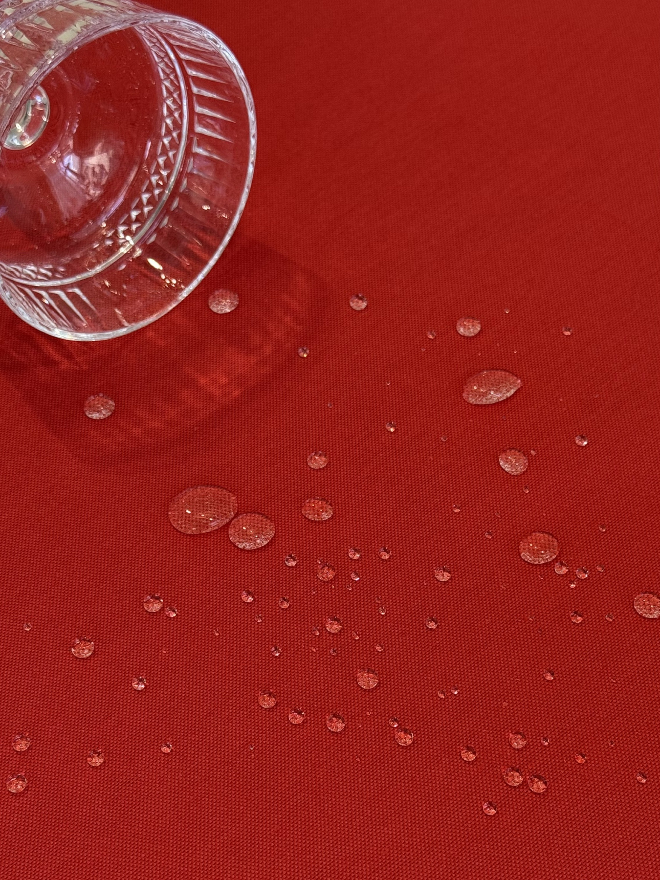 Скатерть столовая с грязе- и водоотталкивающим действием однотонная красного цвета Ecotton модель 25337 Фото