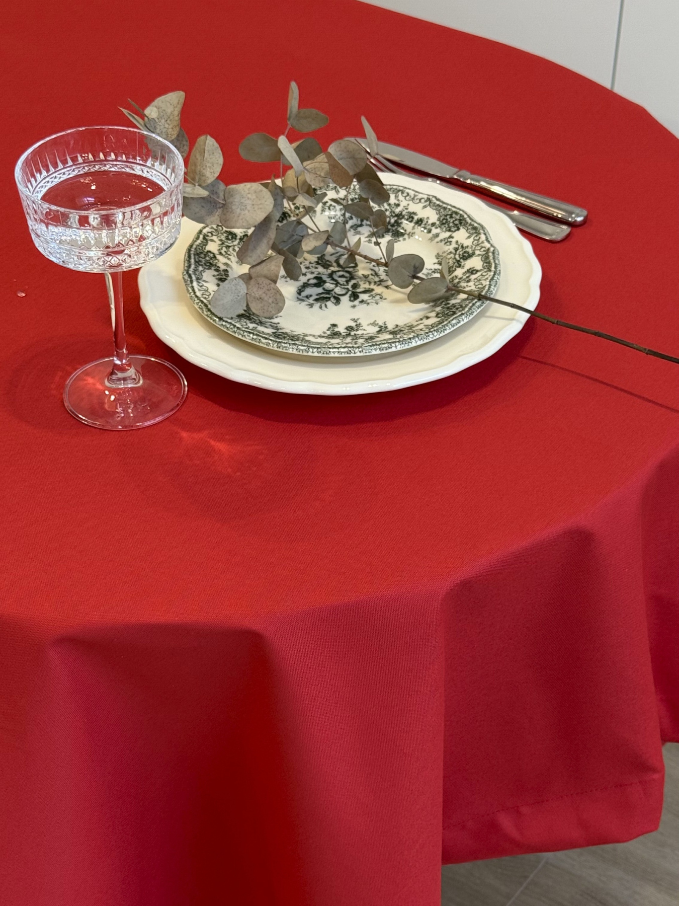 Скатерть столовая с грязе- и водоотталкивающим действием однотонная красного цвета Ecotton модель 25337 Фото