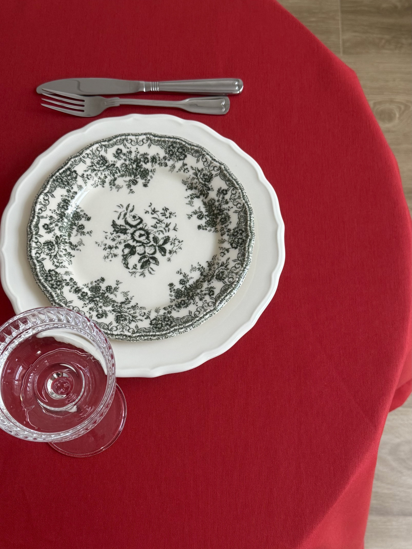 Скатерть столовая с грязе- и водоотталкивающим действием однотонная красного цвета Ecotton модель 25337 Скатерть столовая с грязе- и водоотталкивающим действием однотонная красного цвета Ecotton модель 25337 Фото