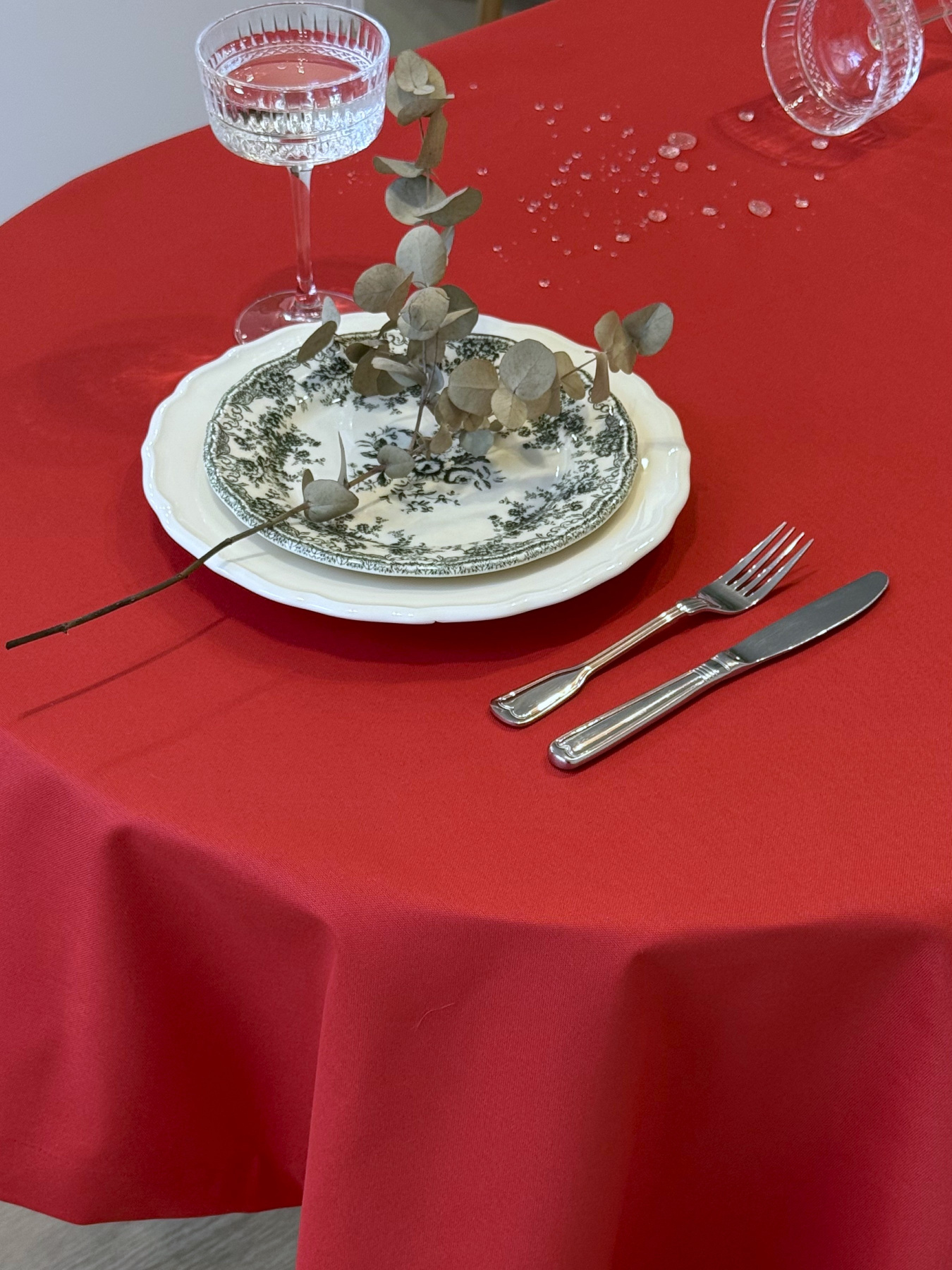 Скатерть столовая с грязе- и водоотталкивающим действием однотонная красного цвета Ecotton модель 25337 Скатерть столовая с грязе- и водоотталкивающим действием однотонная красного цвета Ecotton модель 25337 Фото