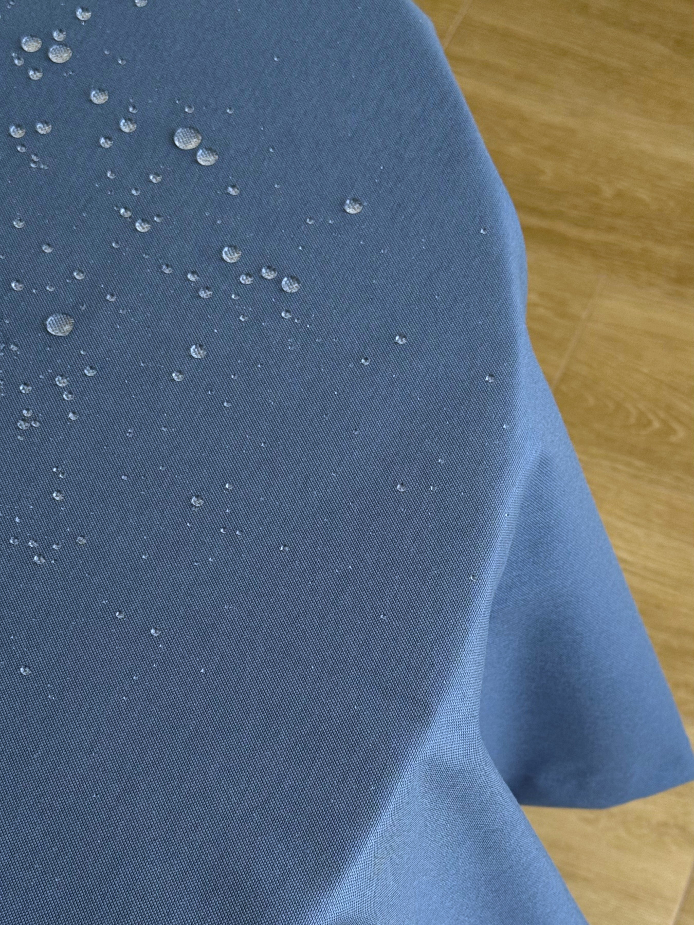 Скатертина столова із брудо- та водовідштовхувальною дією однотонна синього кольору Ecotton модель 25340 Фото