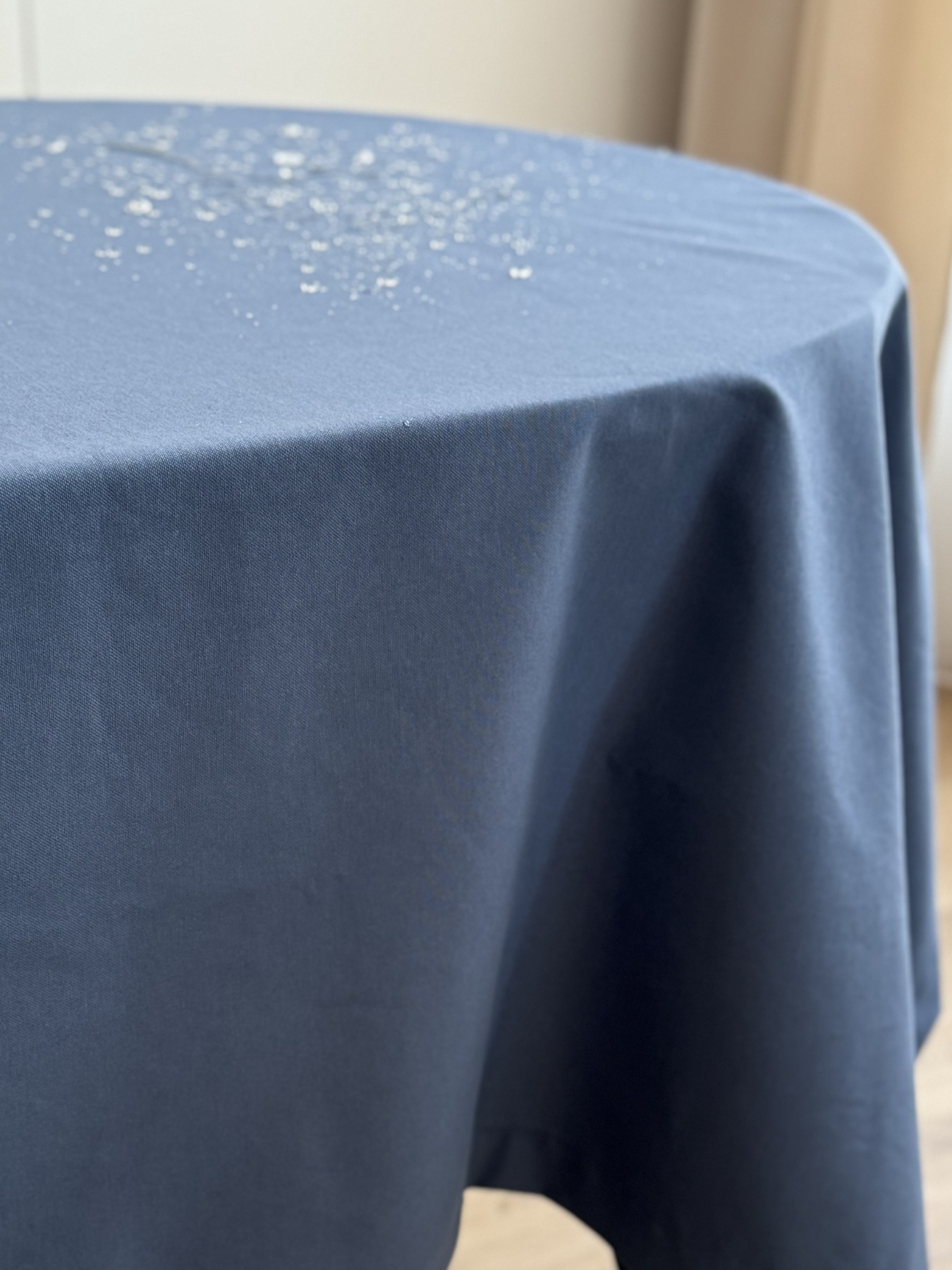 Скатертина столова із брудо- та водовідштовхувальною дією однотонна синього кольору Ecotton модель 25340 Фото