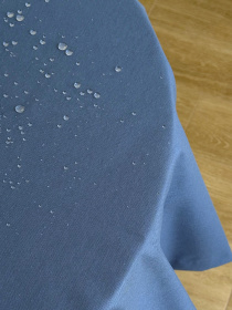 Скатертина столова із брудо- та водовідштовхувальною дією однотонна синього кольору Ecotton модель 25340 Фото