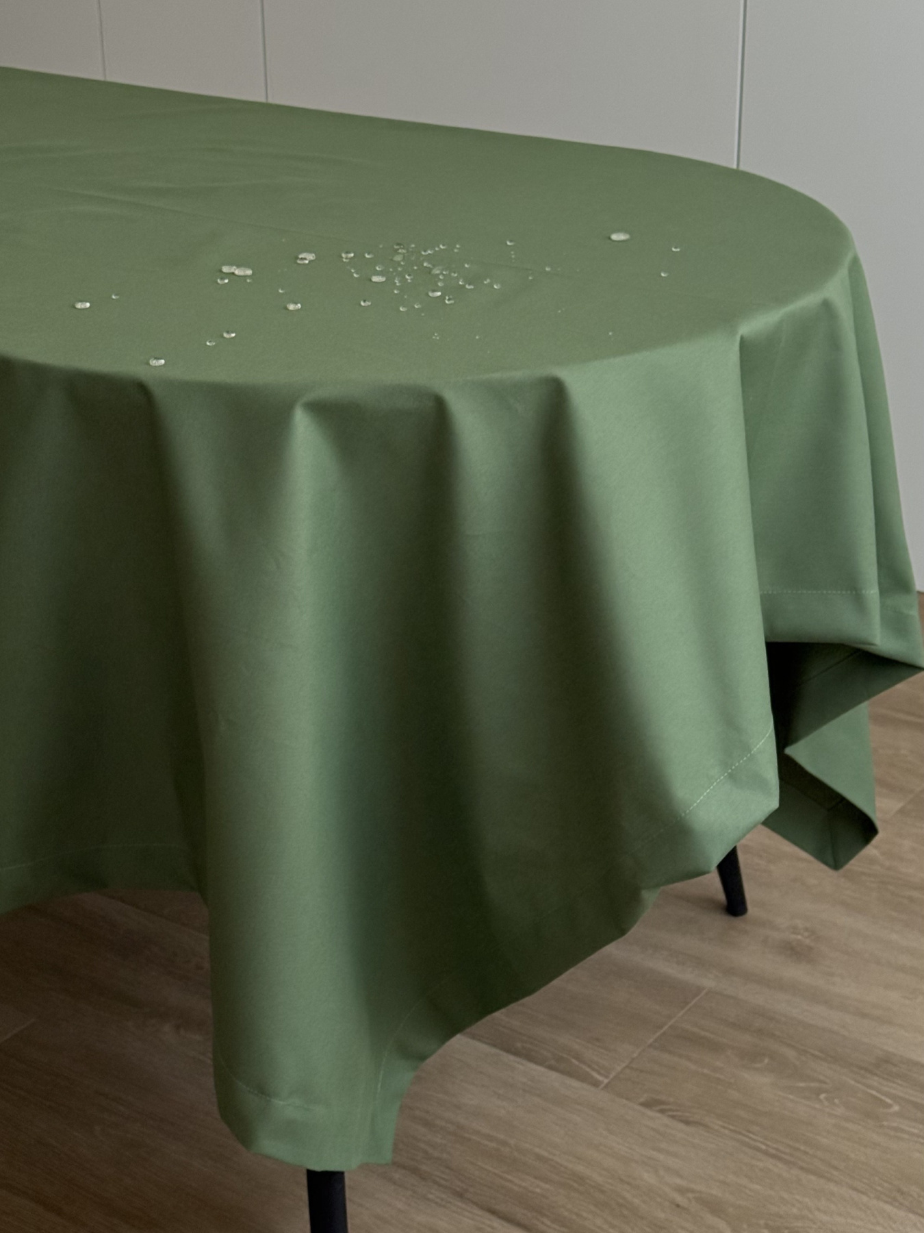 Скатертина столова із брудо- та водовідштовхувальною дією однотонна зеленого кольору Ecotton модель 25343 Фото