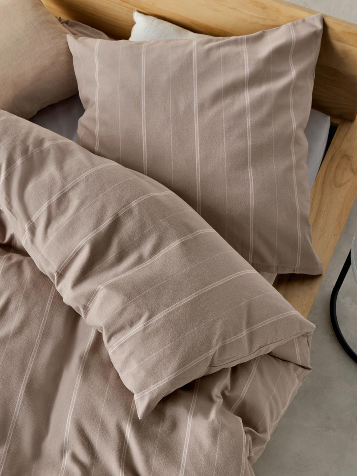 Постільна білизна з м’якої бавовни, сіро-коричнева у смужку Tchibo модель T1758652836 Фото