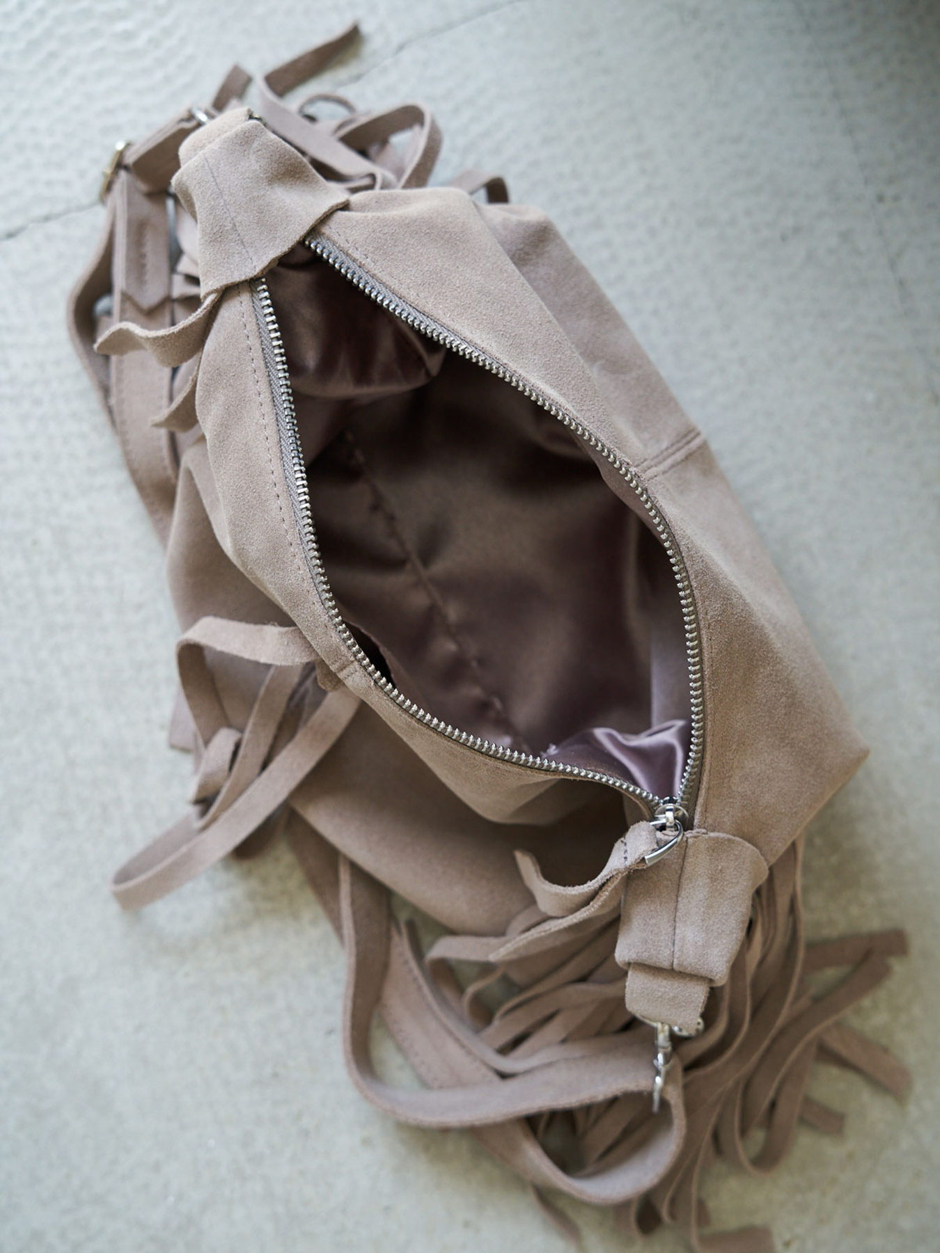 Сумка WeLassie модель shkrqna-zamsheva-zhnocha-sumka-paka-bezhevij Фото