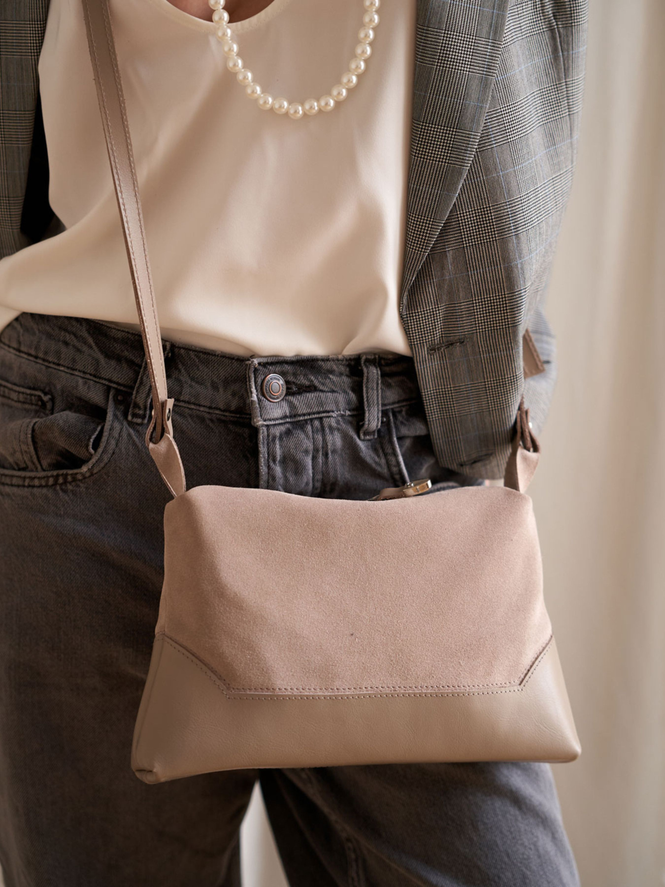 Сумка WeLassie модель shkrqna-zamsheva-zhnocha-sumka-v-bezhevij Фото