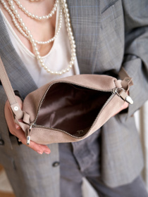 Сумка WeLassie модель shkrqna-zamsheva-zhnocha-sumka-v-bezhevij Фото