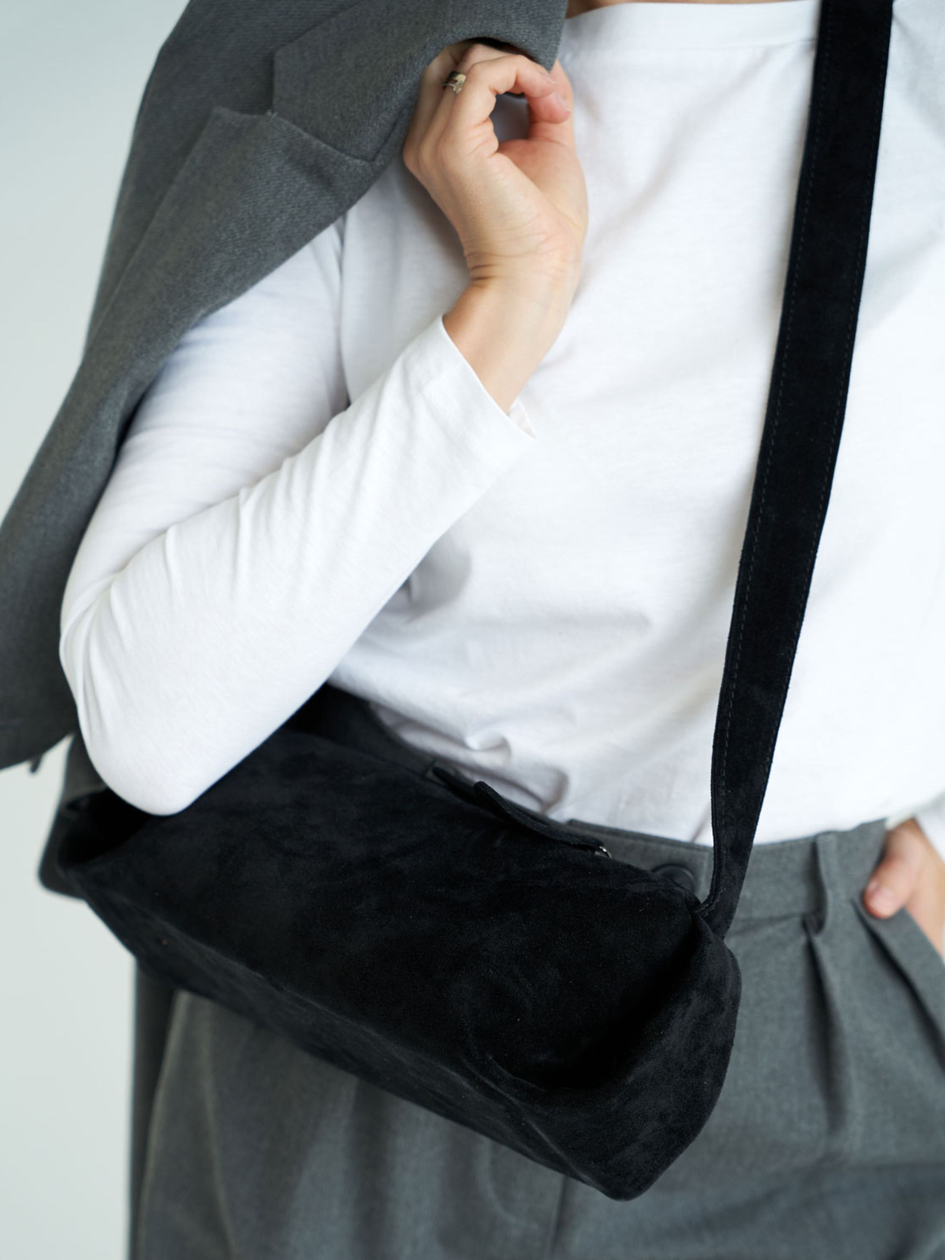 Сумка WeLassie модель shkrqna-zamsheva-zhnocha-sumka-mej-chornij Фото