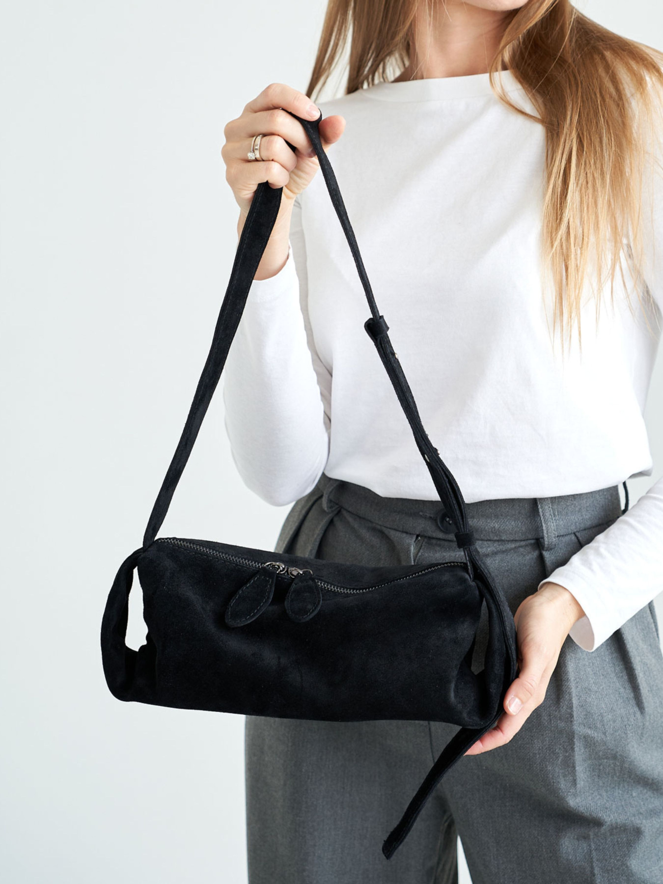 Сумка WeLassie модель shkrqna-zamsheva-zhnocha-sumka-mej-chornij Фото