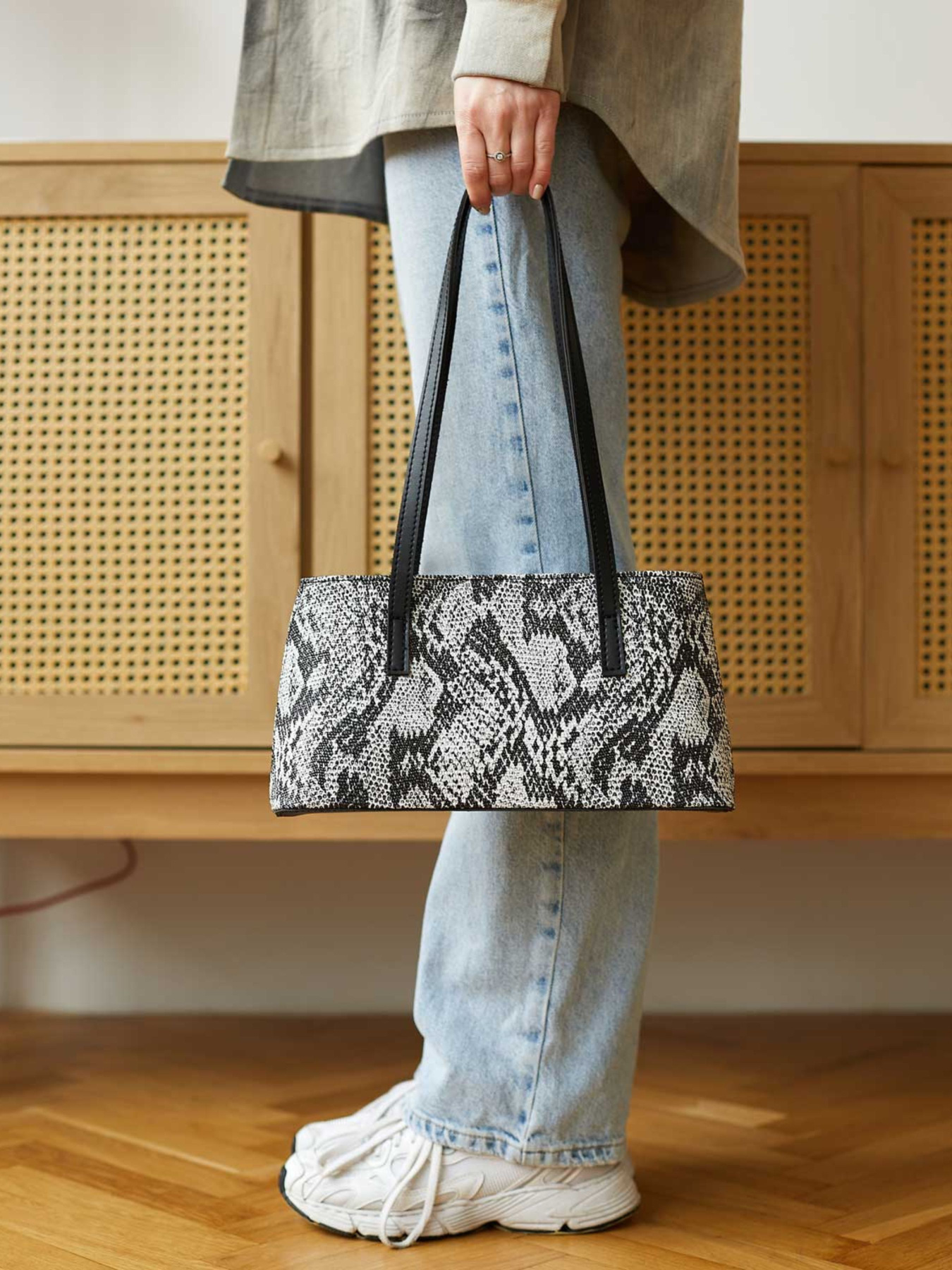 Сумка WeLassie модель stilxna-zhnocha-sumochka-sxyuzen-chorno-blij Фото