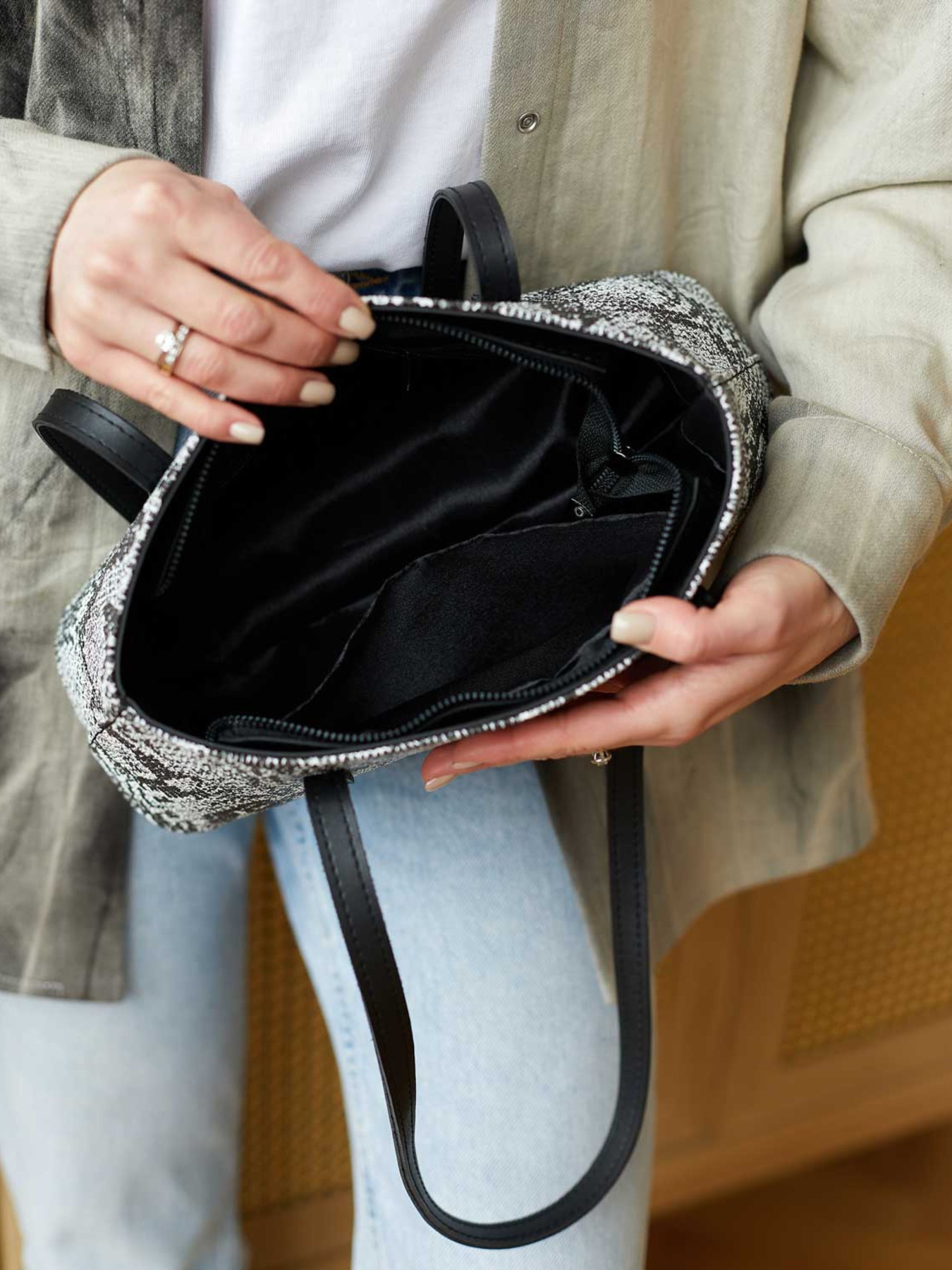 Сумка WeLassie модель stilxna-zhnocha-sumochka-sxyuzen-chorno-blij Фото