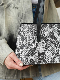 Сумка WeLassie модель stilxna-zhnocha-sumochka-sxyuzen-chorno-blij Фото