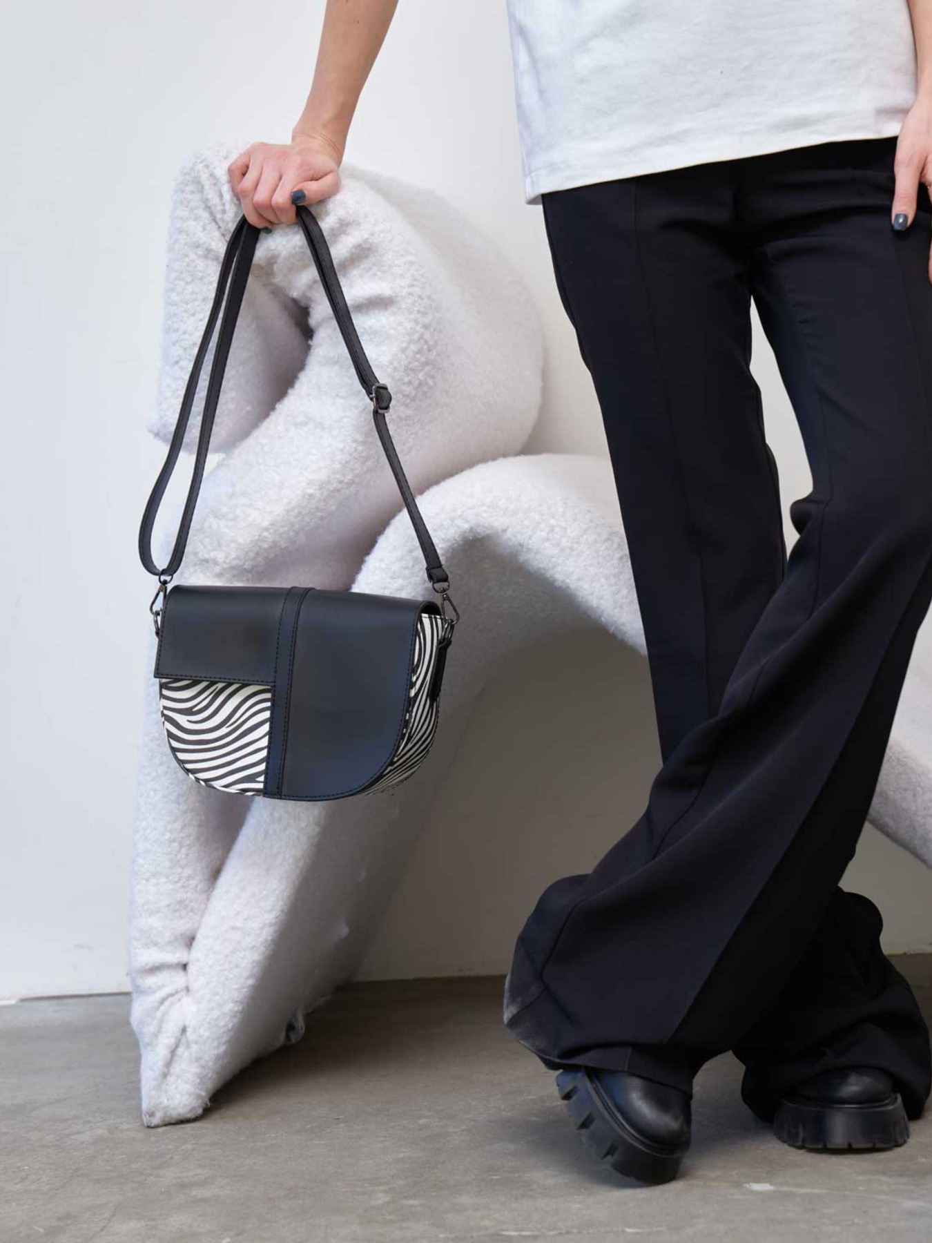 Сумка WeLassie модель zhnocha-sumka-dzhll-chornij-z-blim Фото