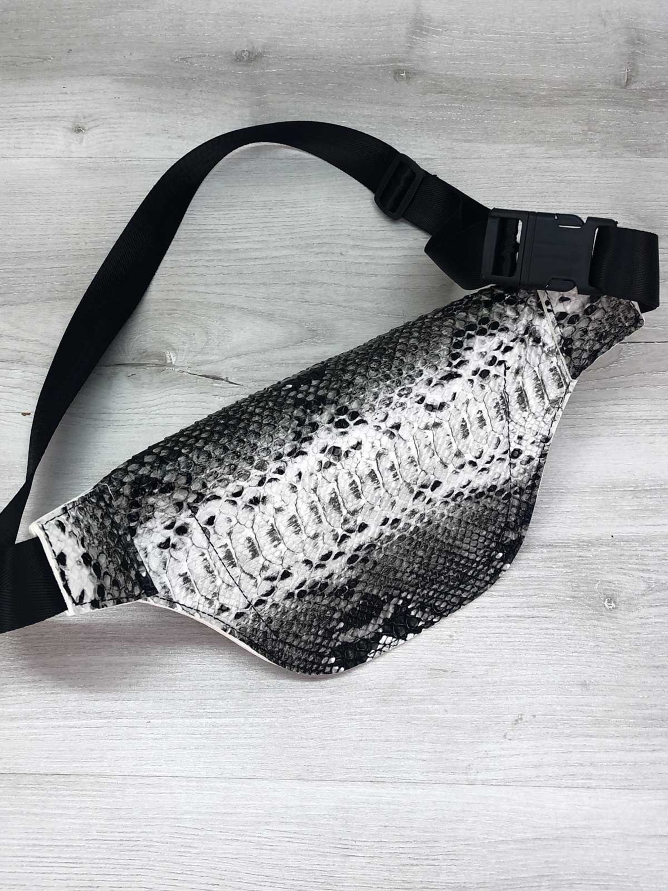 Поясна сумка WeLassie модель sumka-bananka-zhnocha-emma-chorno-blij Фото