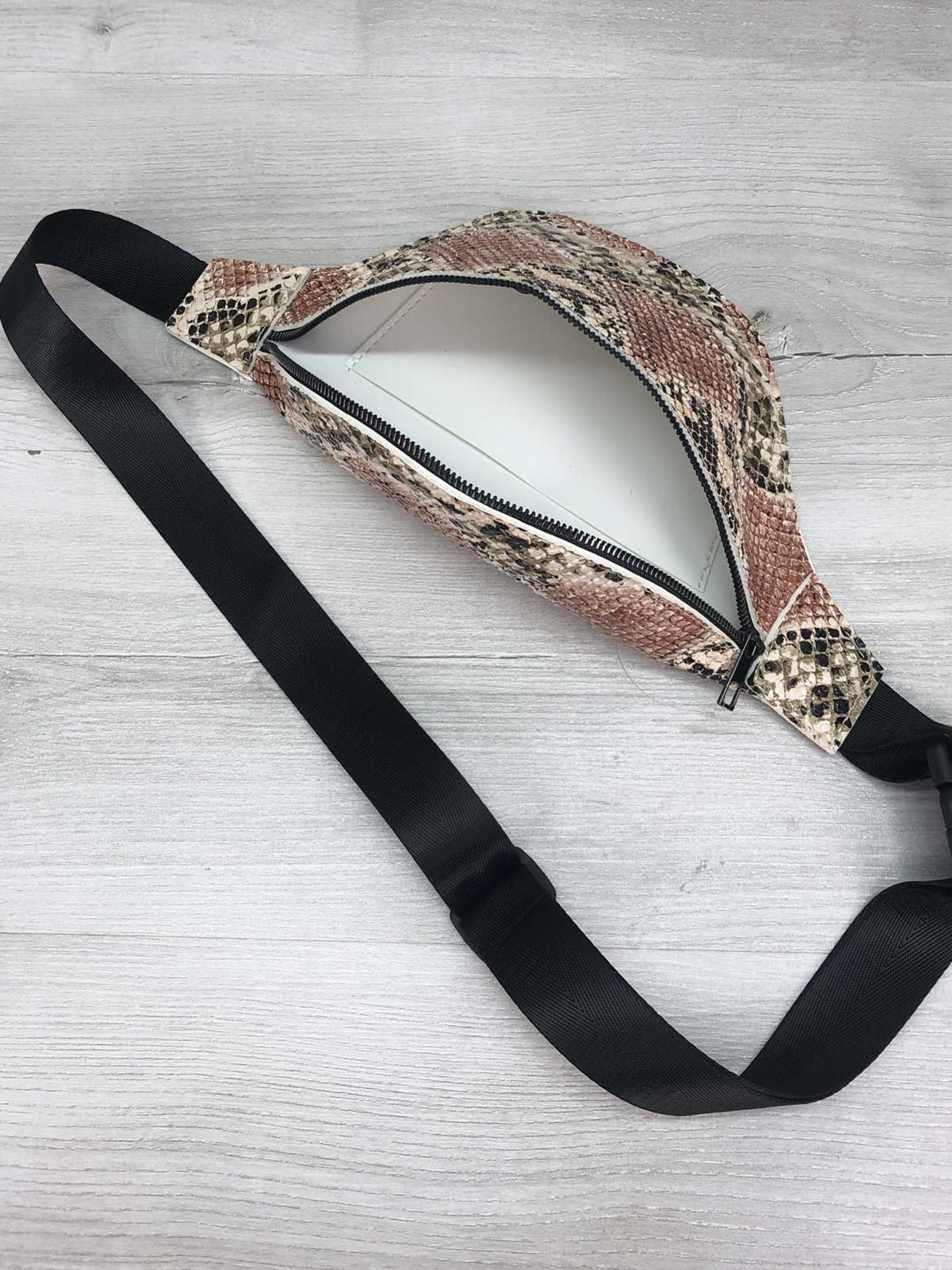 Поясна сумка WeLassie модель sumka-bananka-zhnocha-emma-bezhevij Фото