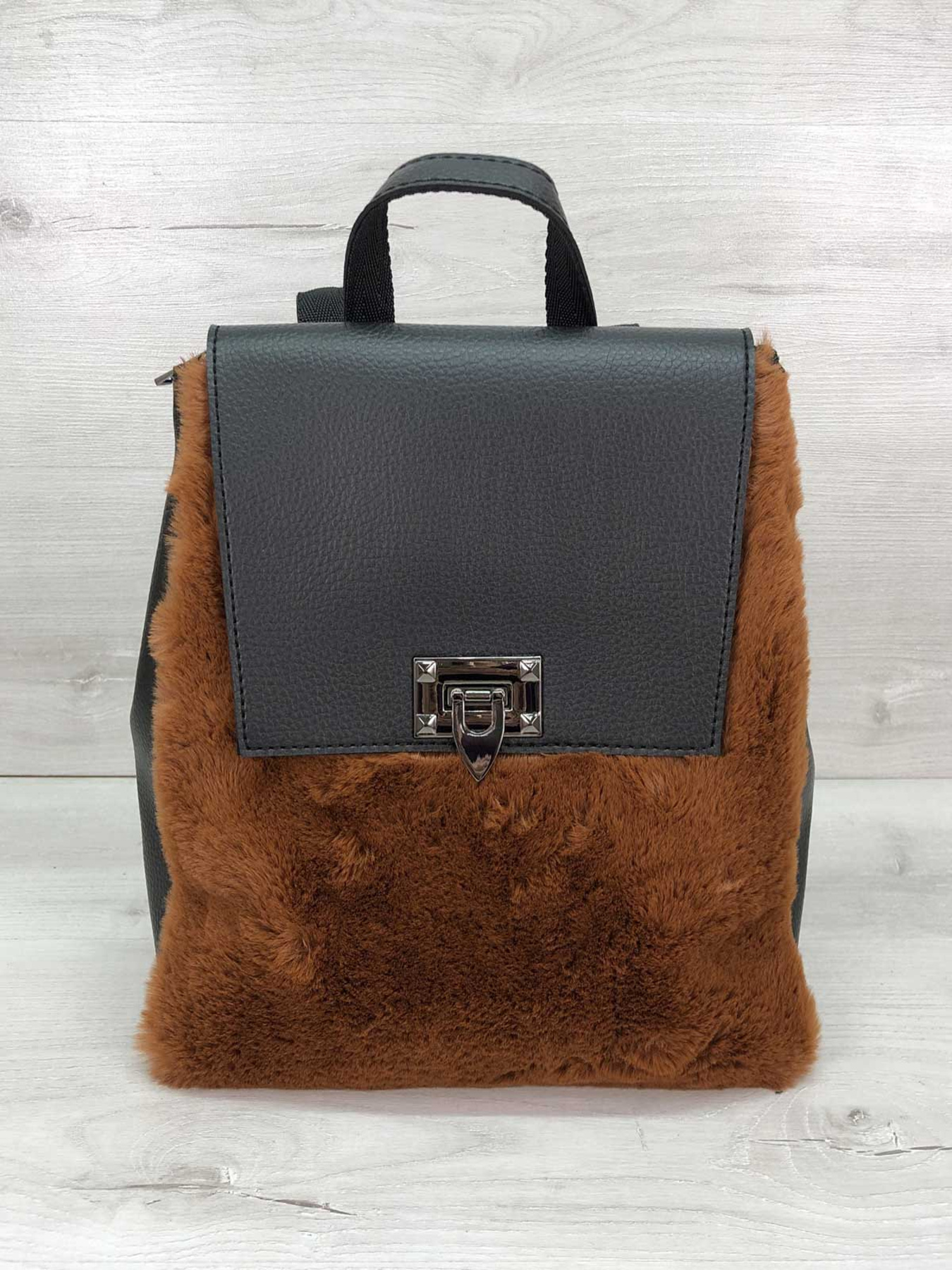 Рюкзак WeLassie модель zhnochij-ryukzak-fab-chornij-z-rudim-hutrom Фото