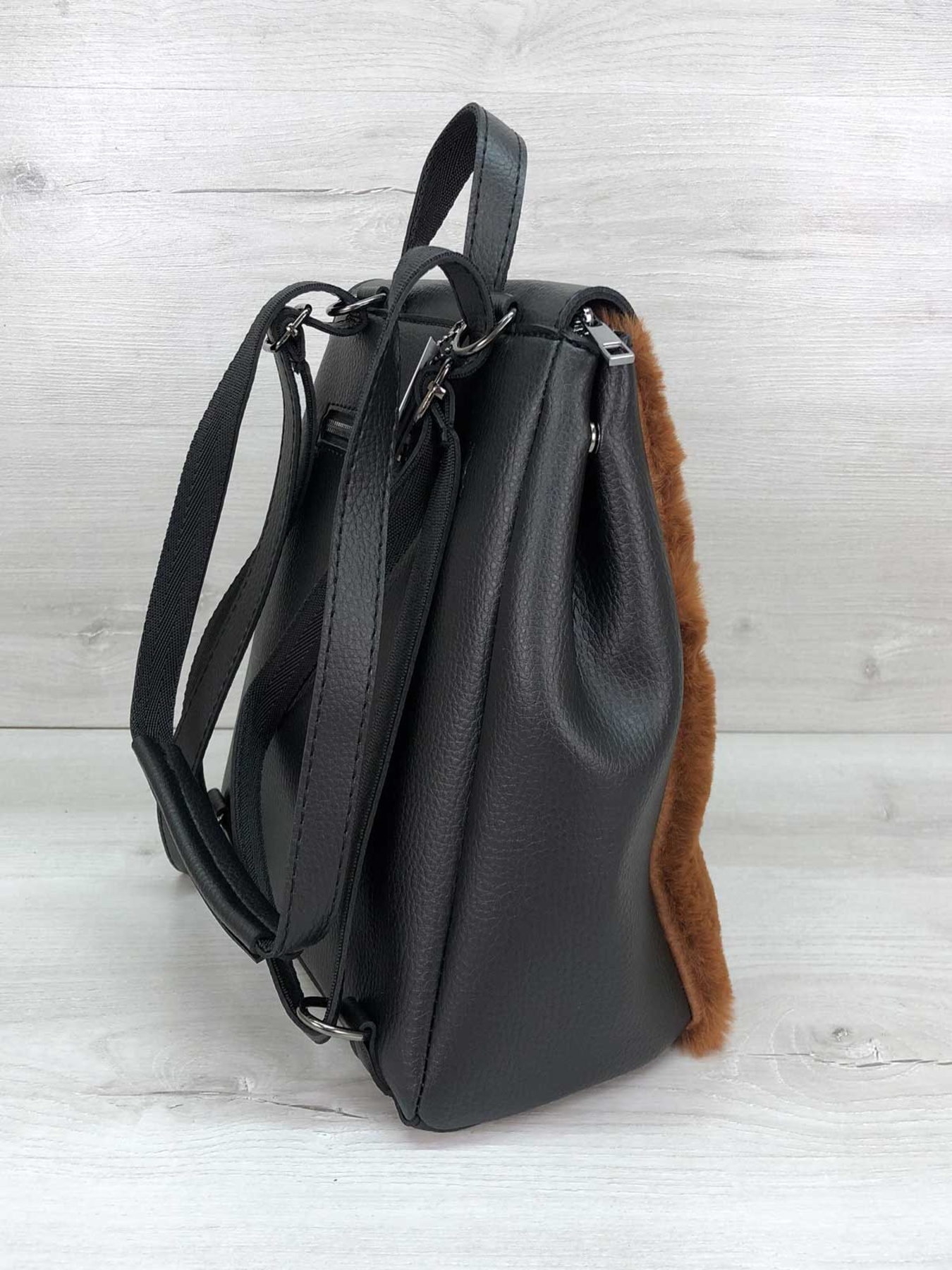 Рюкзак WeLassie модель zhnochij-ryukzak-fab-chornij-z-rudim-hutrom Фото